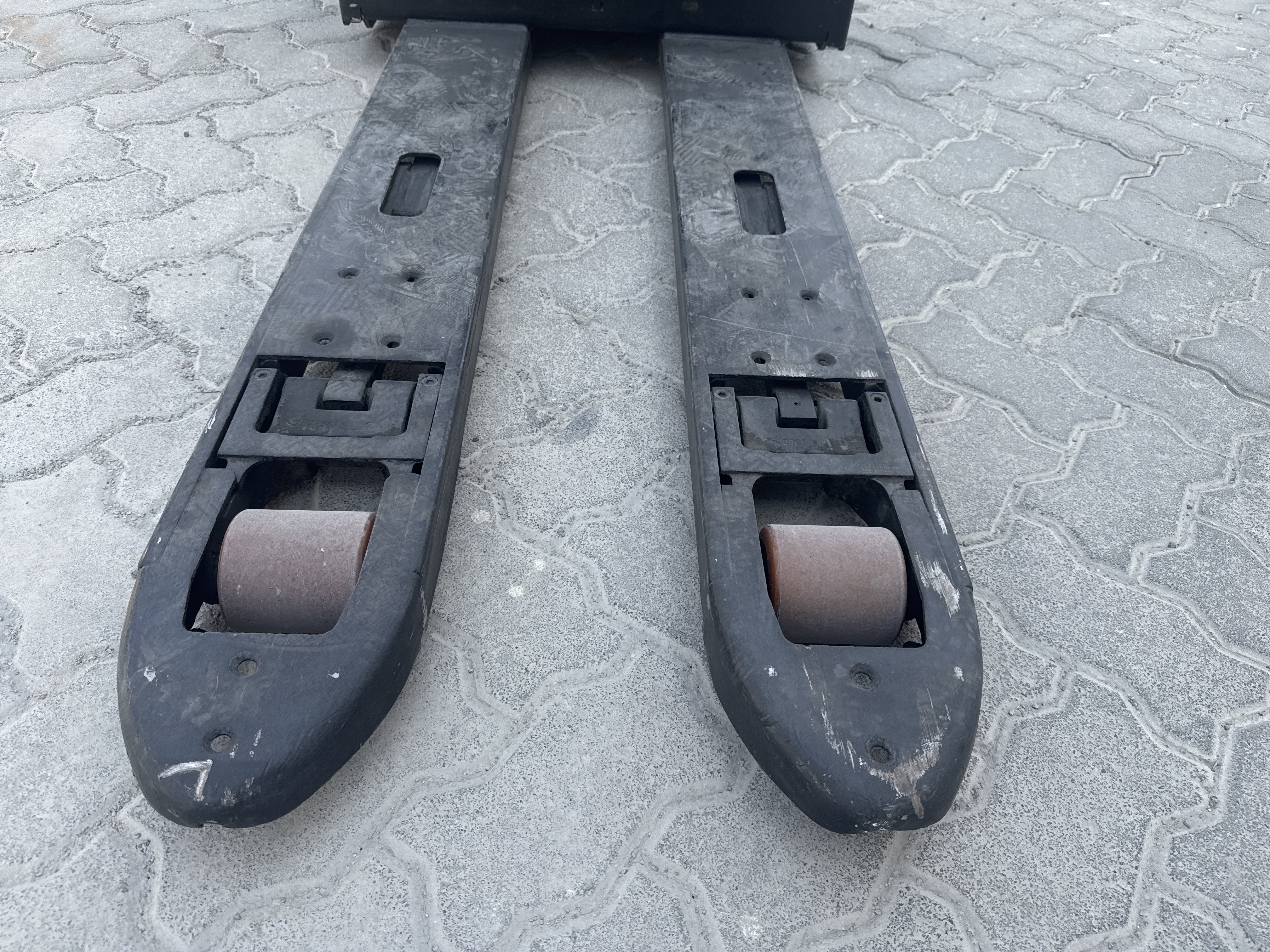 PTM-003-Toyota-Levio-LPE200-Pallet-trucks-inspection-Chassis-Forks-1