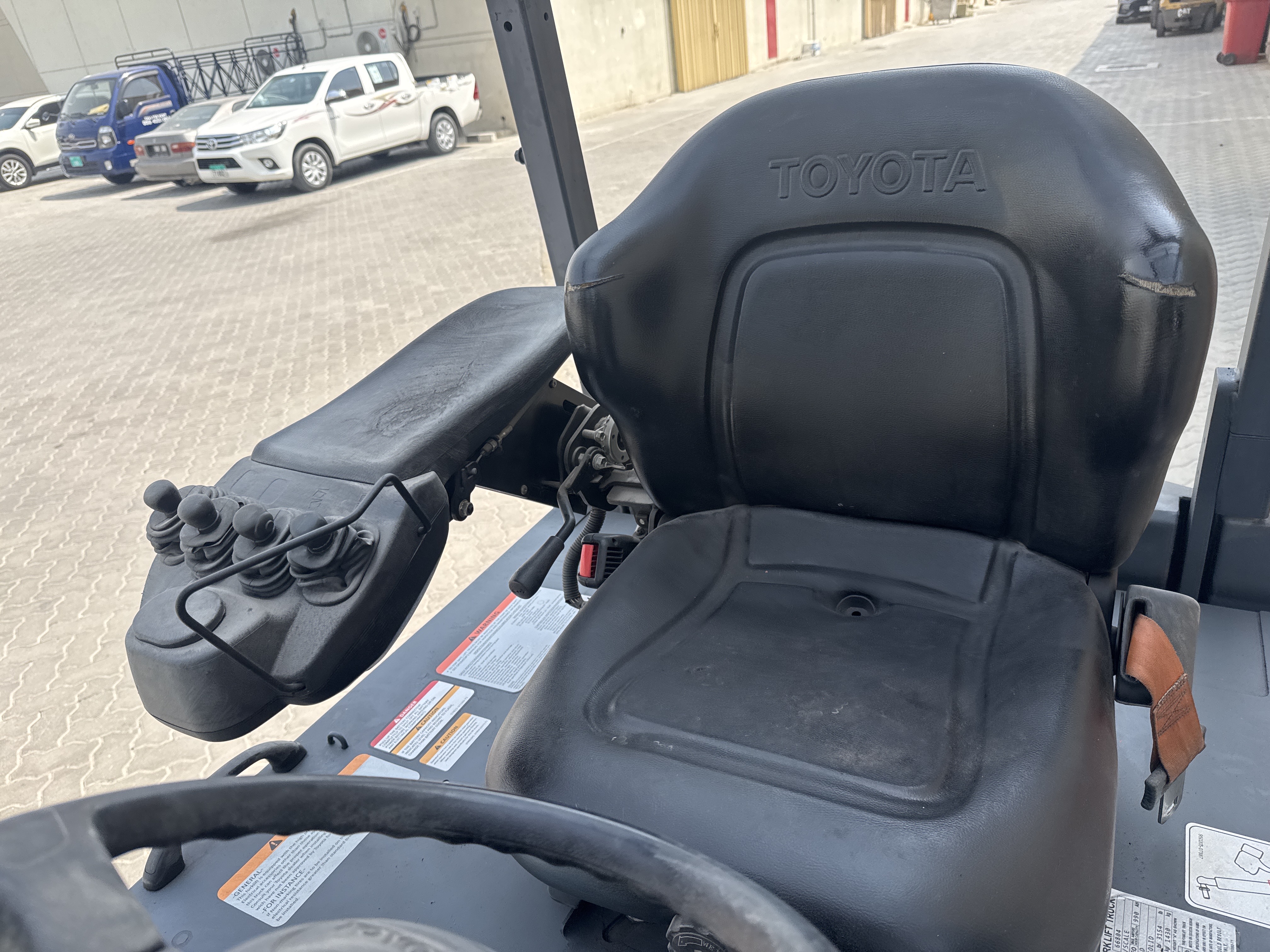 FLM-015-Toyota-8FBCU25-Forklifts-inspection-Cabin-Seats/armrests-1