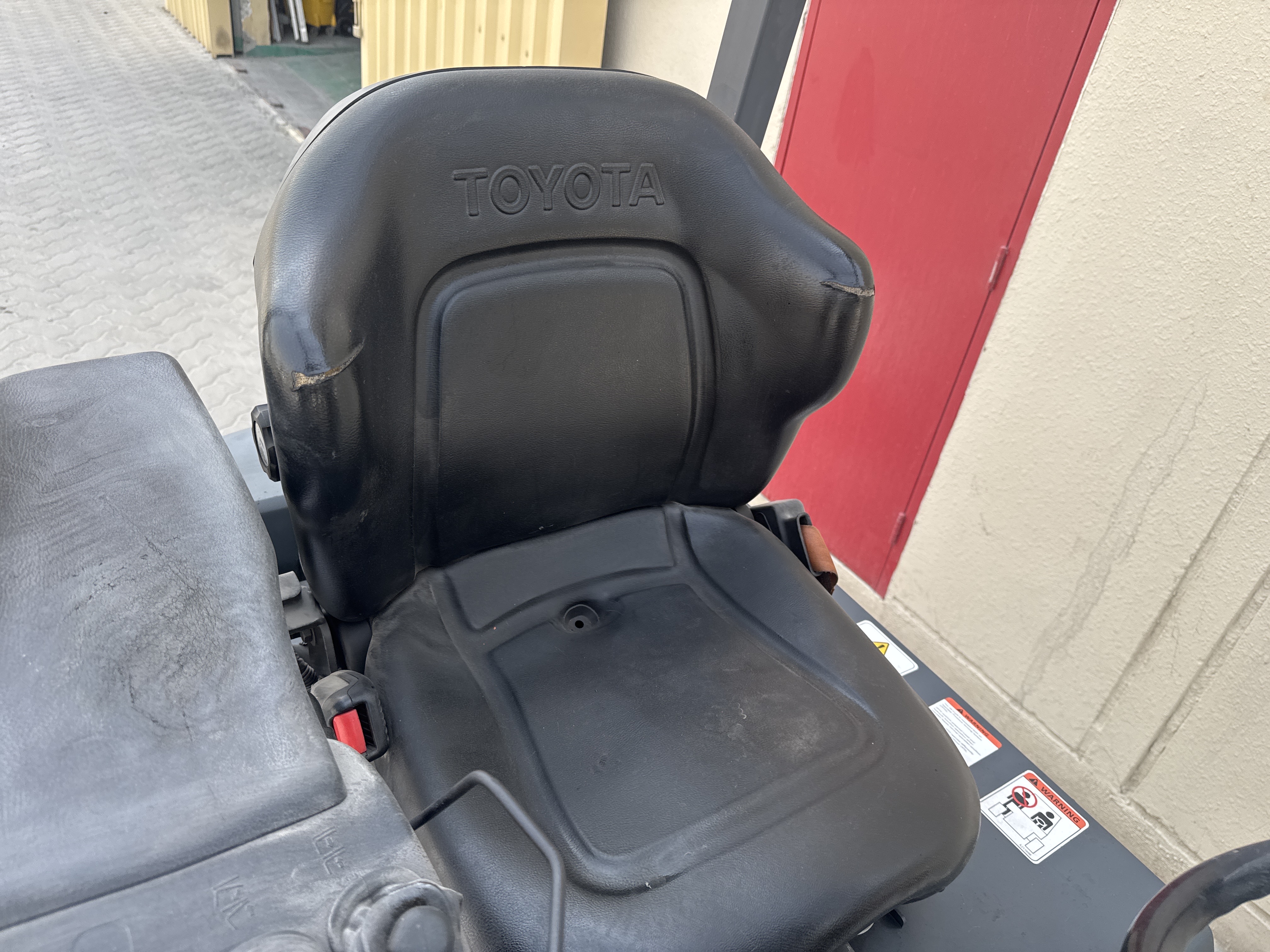 FLM-015-Toyota-8FBCU25-Forklifts-inspection-Cabin-Seats/armrests-1