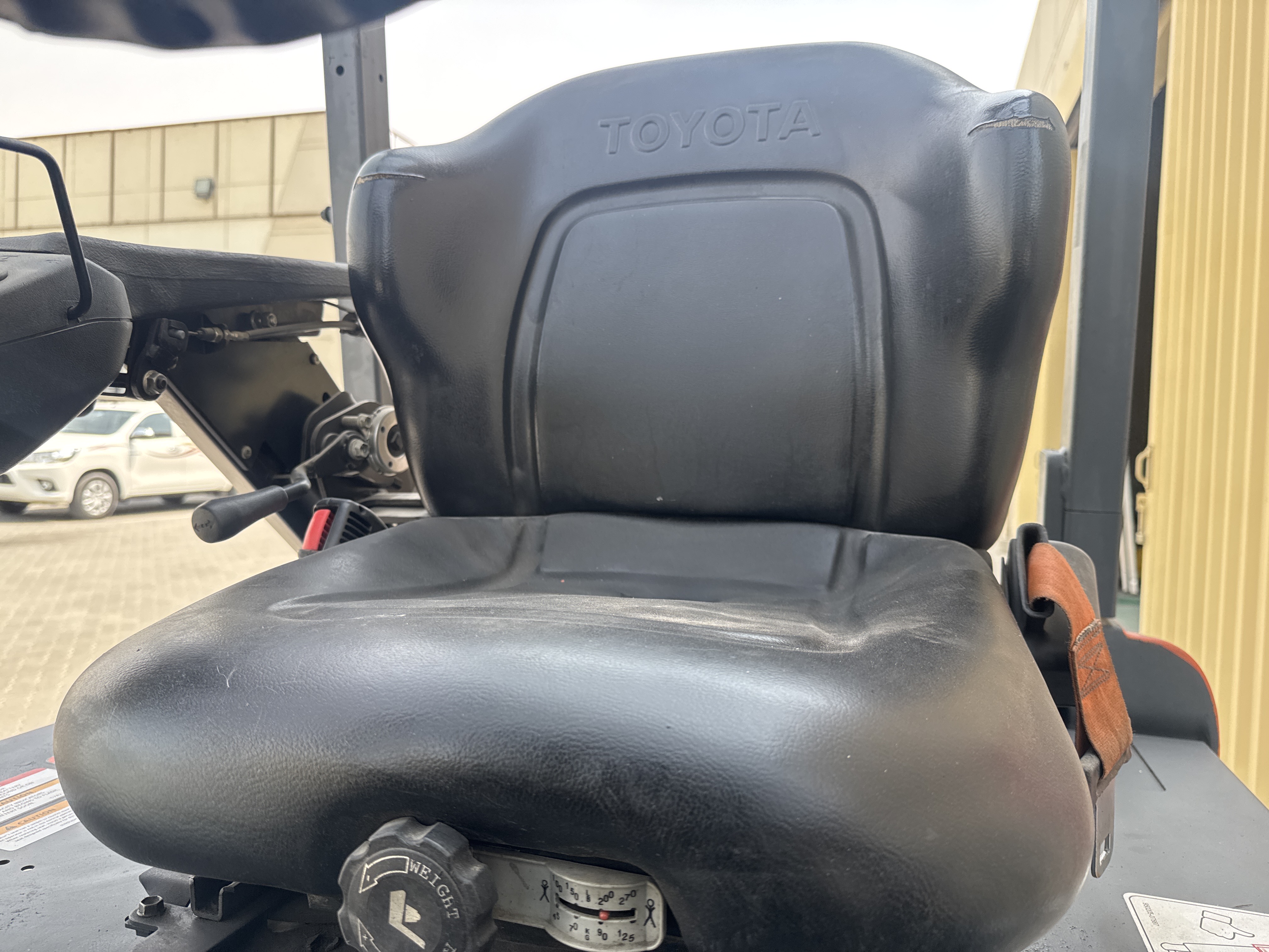 FLM-015-Toyota-8FBCU25-Forklifts-inspection-Cabin-Seats/armrests-1