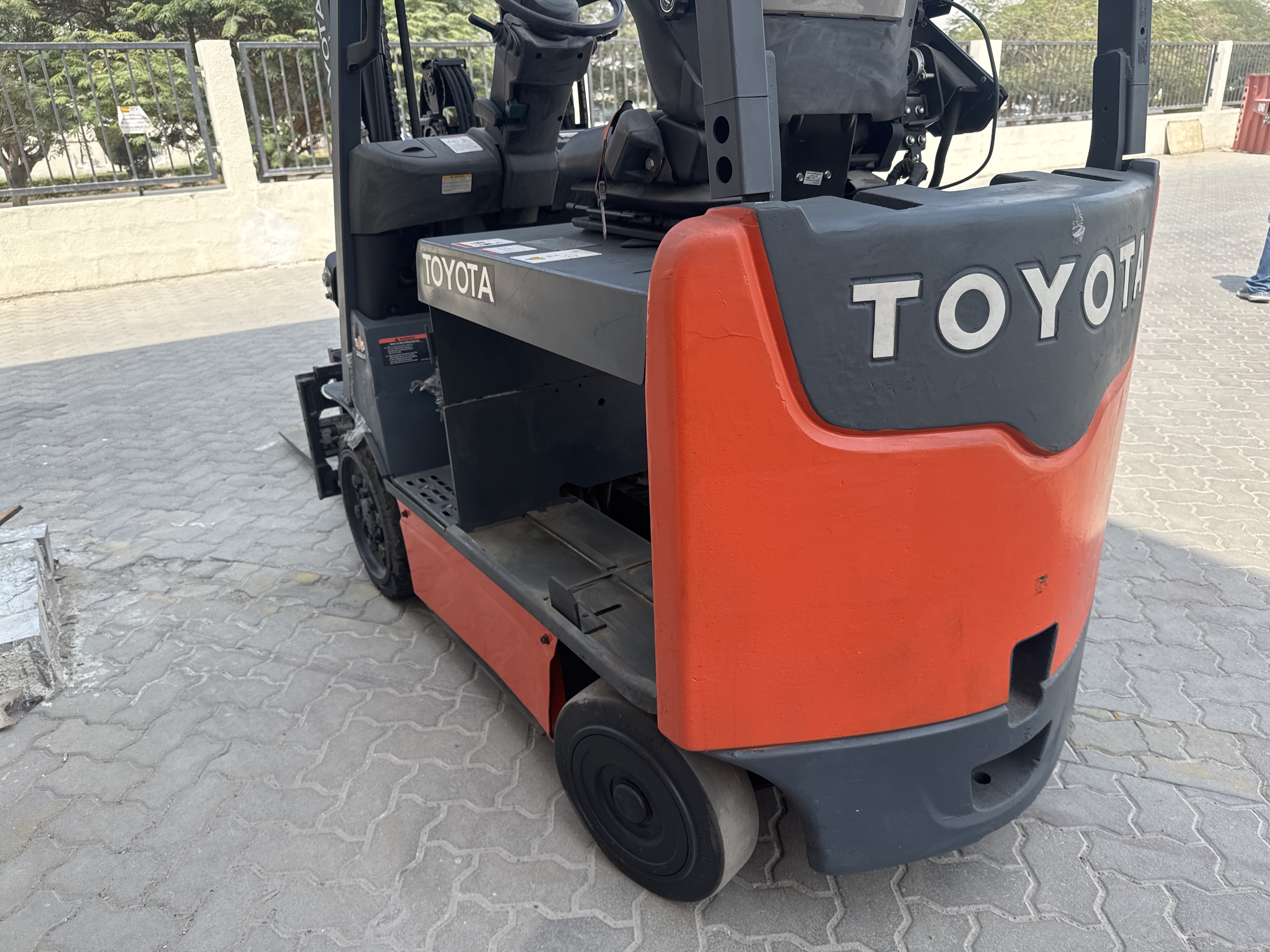 FLM-015-Toyota-8FBCU25-Forklifts-inspection-Structure-Paint-1