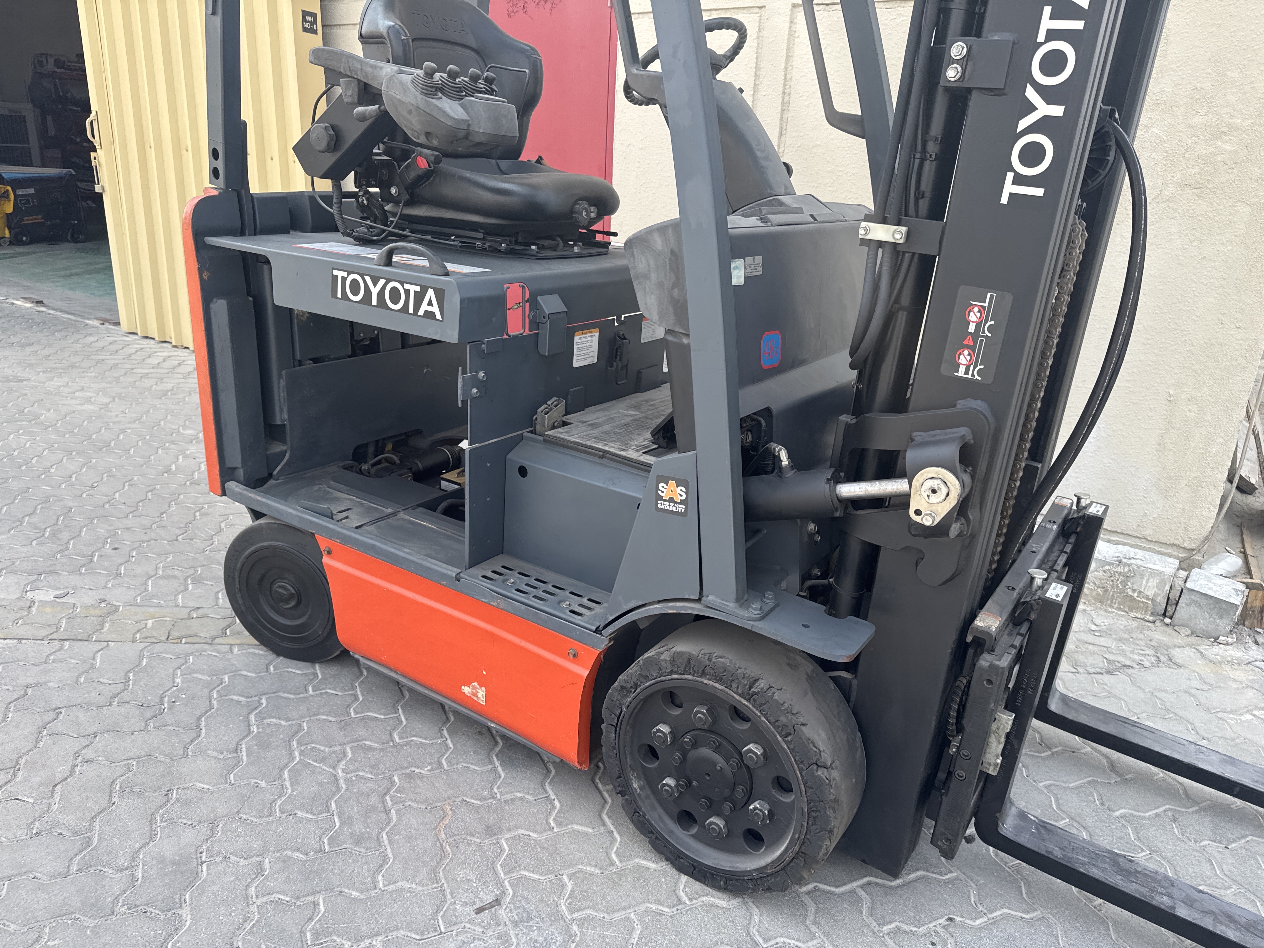 FLM-015-Toyota-8FBCU25-Forklifts-inspection-Structure-Paint-1