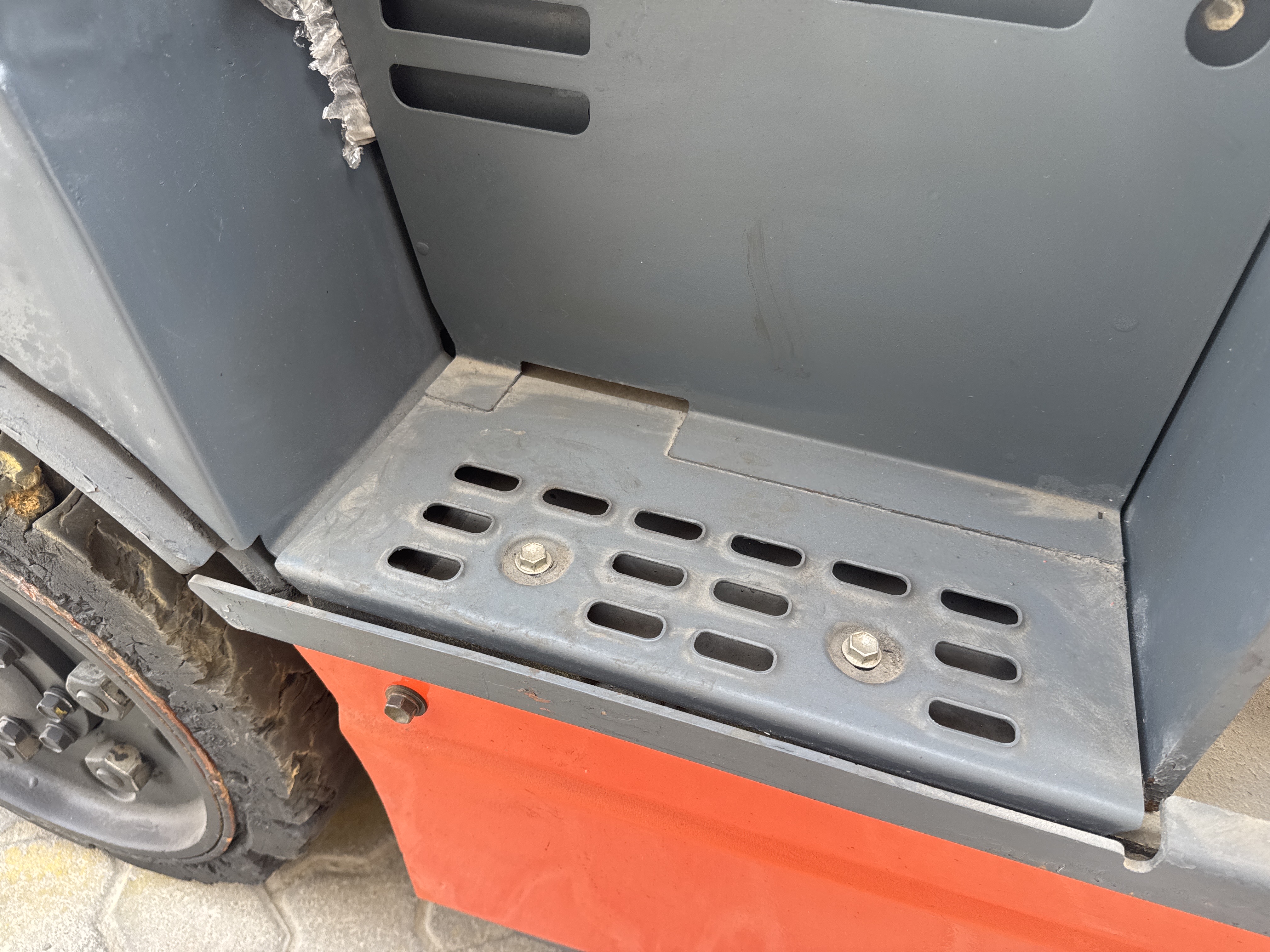 FLM-015-Toyota-8FBCU25-Forklifts-inspection-Structure-Steps/ladders-1