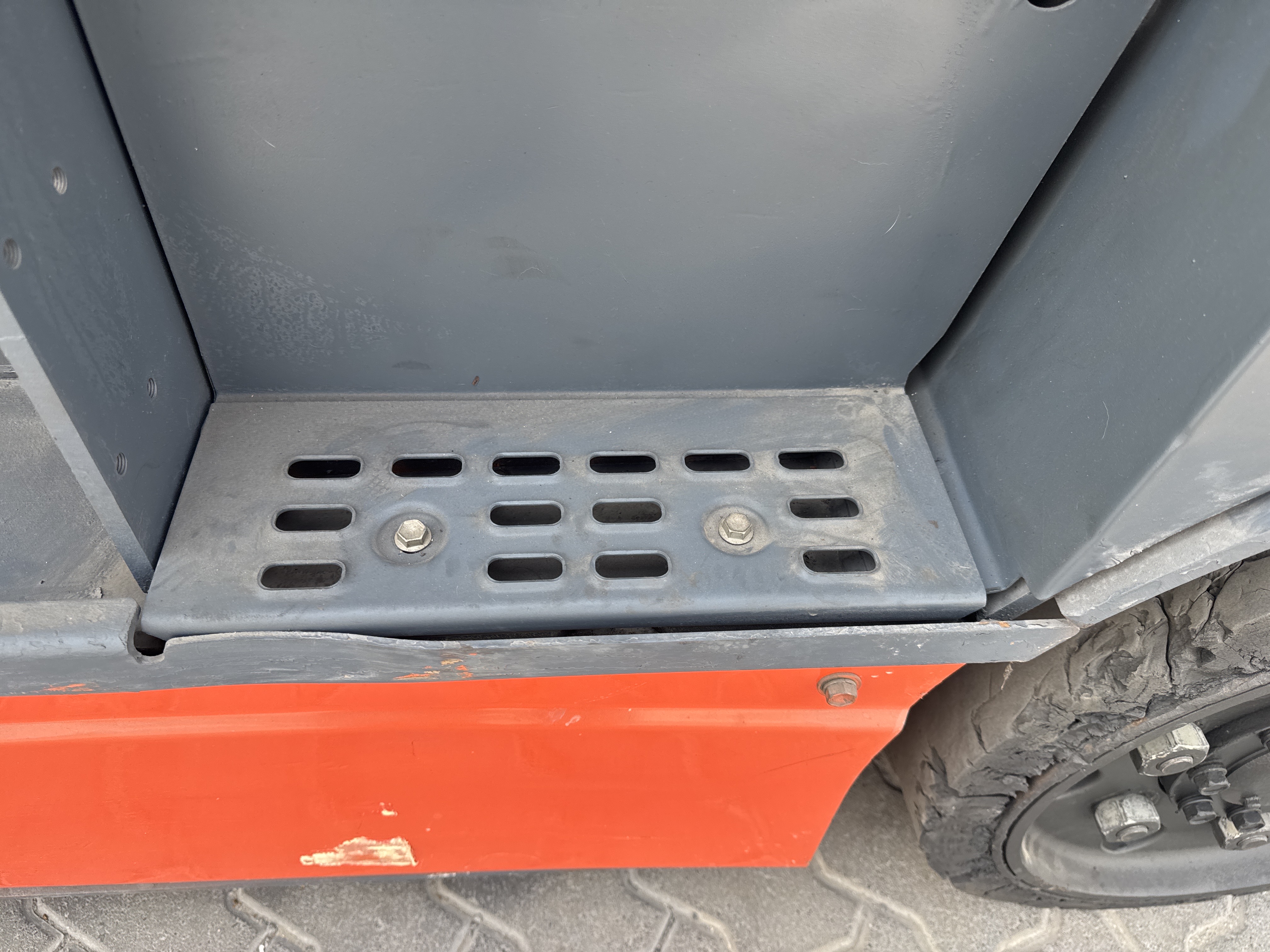 FLM-015-Toyota-8FBCU25-Forklifts-inspection-Structure-Steps/ladders-1