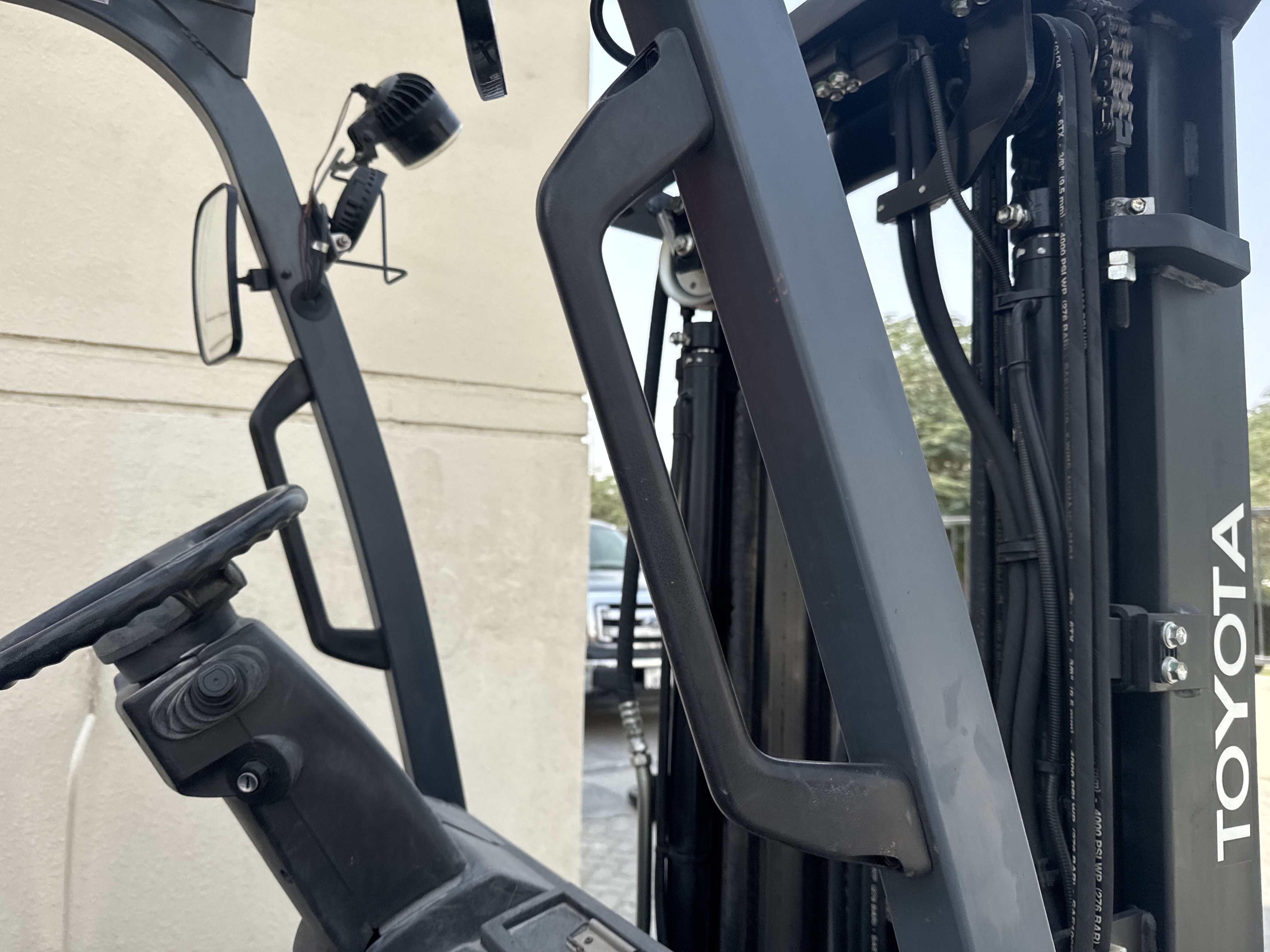 FLM-015-Toyota-8FBCU25-Forklifts-inspection-Structure-Handrails-1