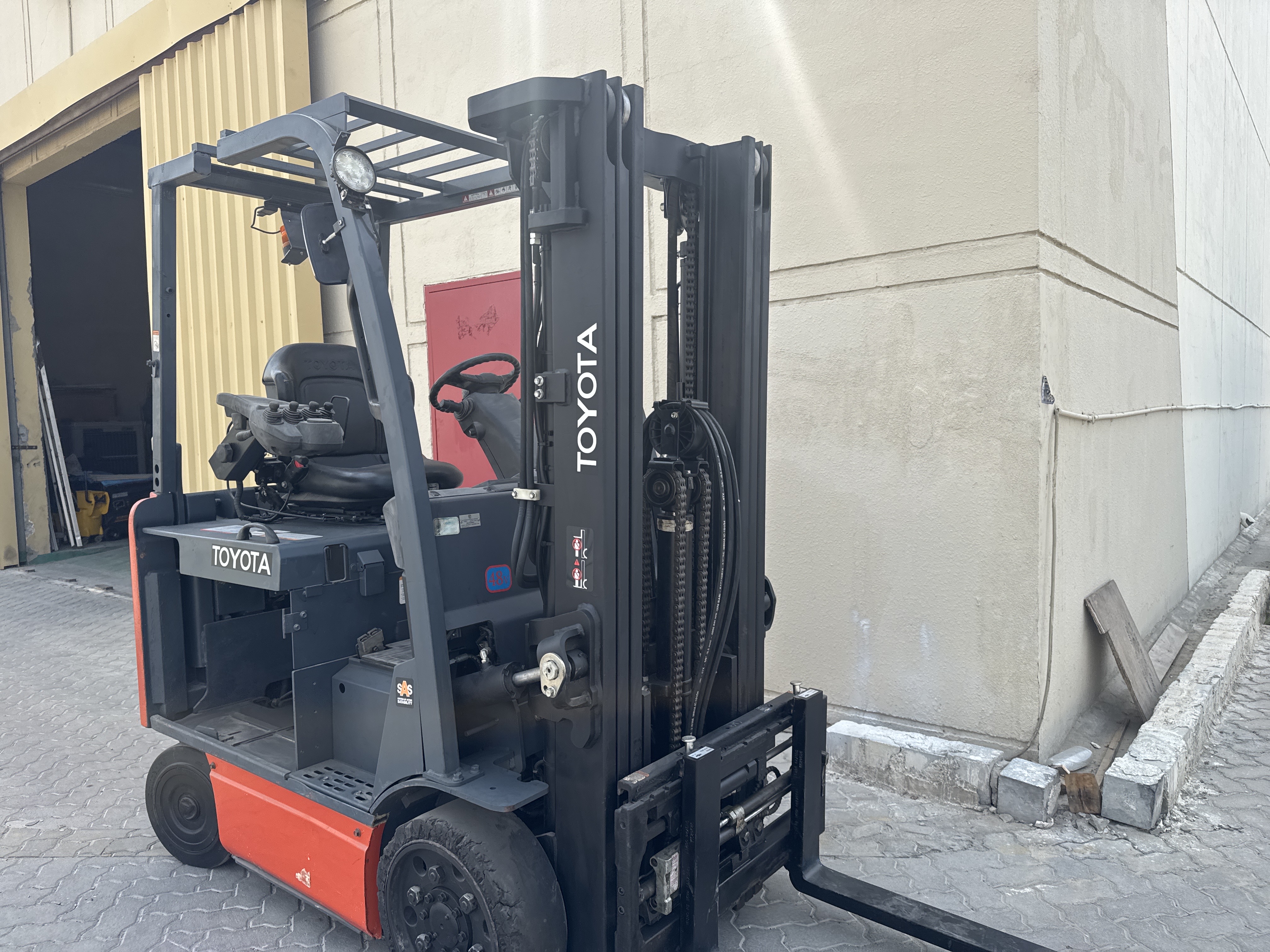 FLM-015-Toyota-8FBCU25-Forklifts-inspection-Chassis-Mast-1
