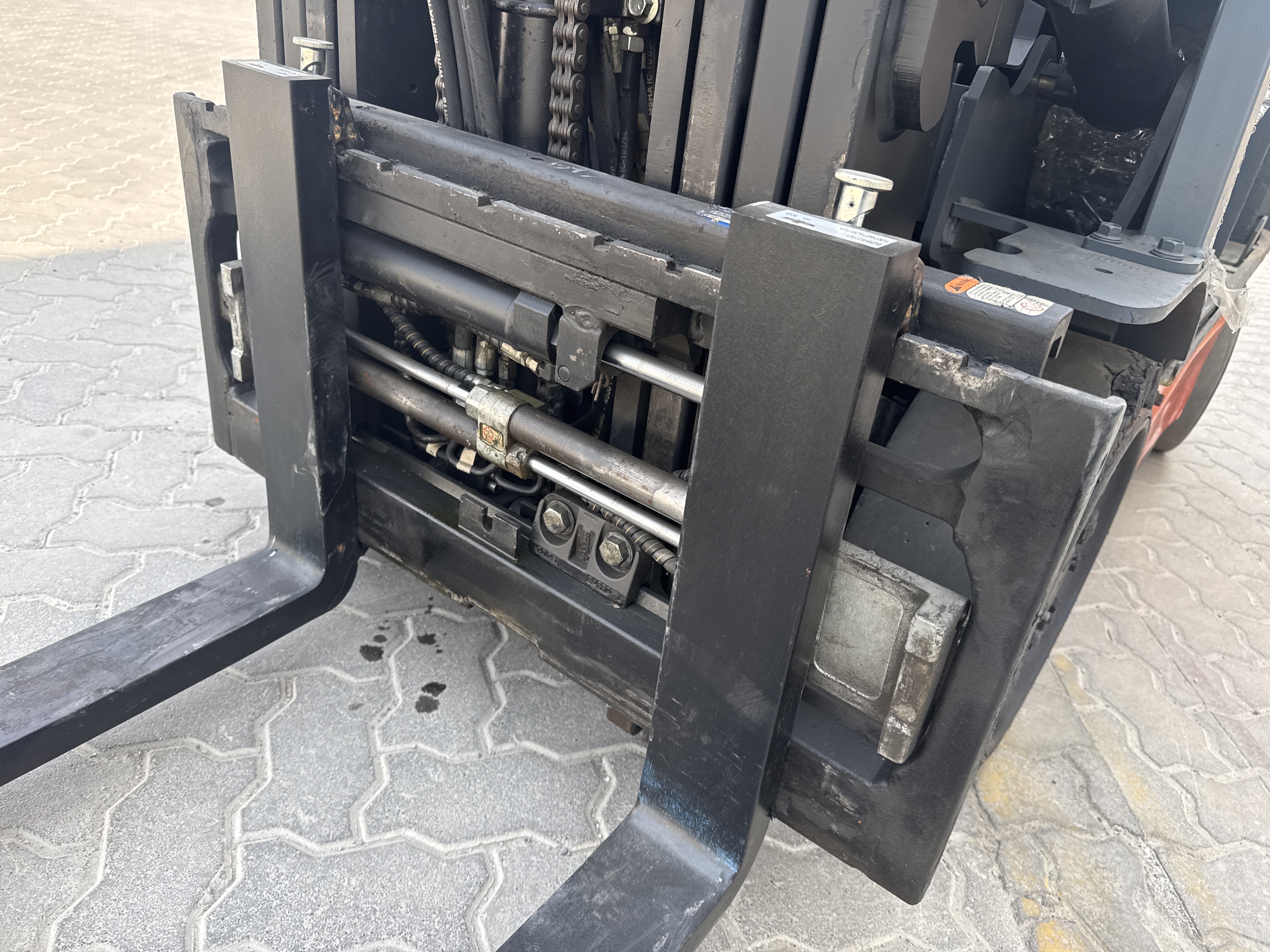 FLM-015-Toyota-8FBCU25-Forklifts-inspection-Chassis-Carriage-1