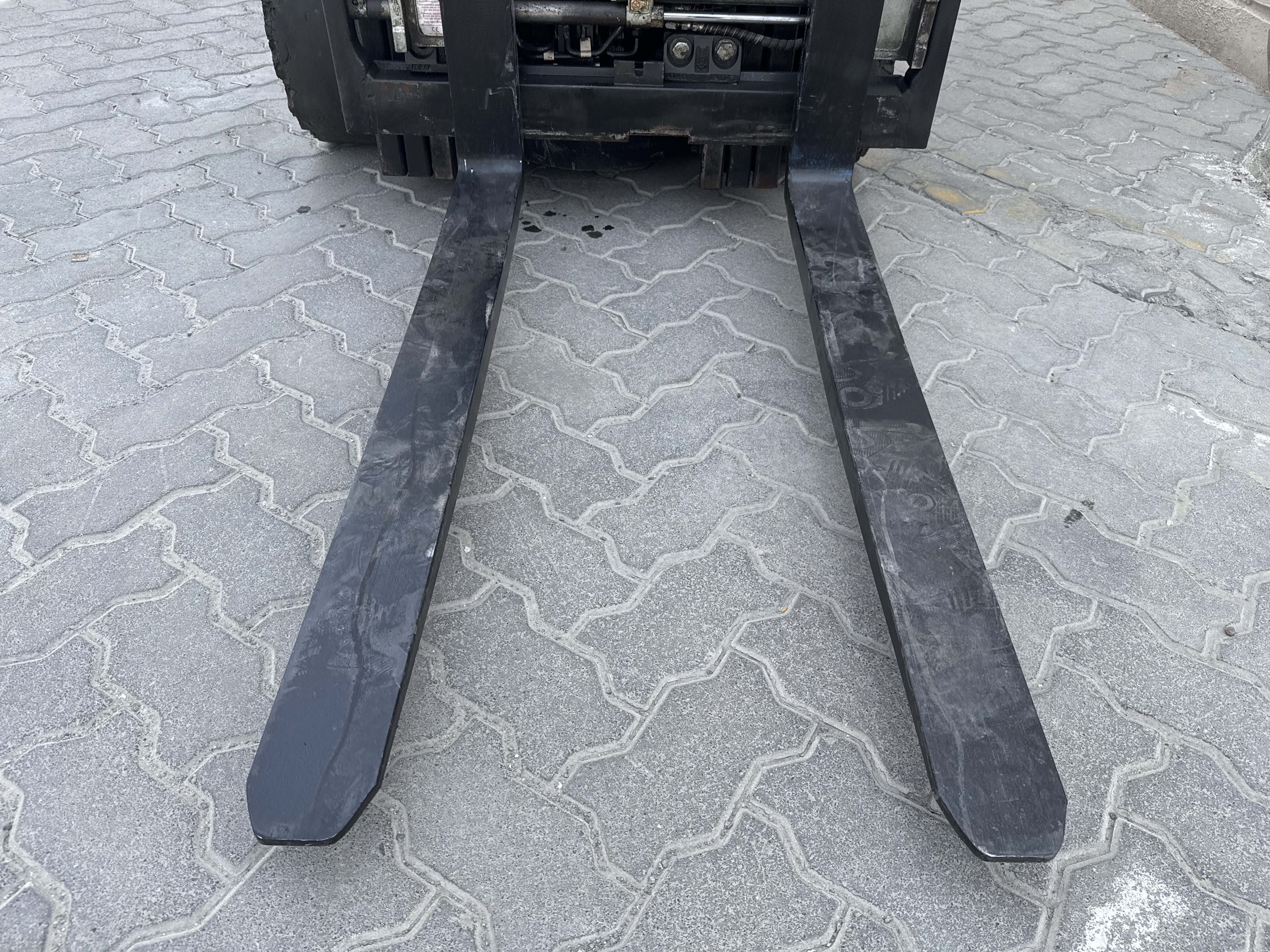 FLM-015-Toyota-8FBCU25-Forklifts-inspection-Chassis-Forks-1