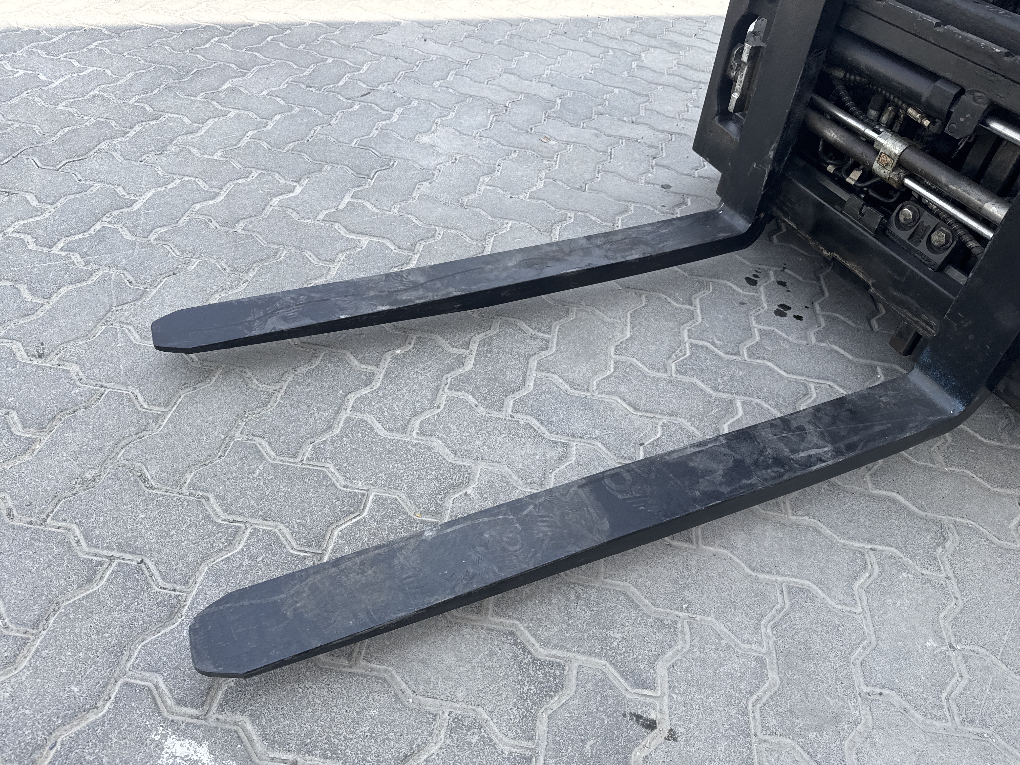 FLM-015-Toyota-8FBCU25-Forklifts-inspection-Chassis-Forks-1