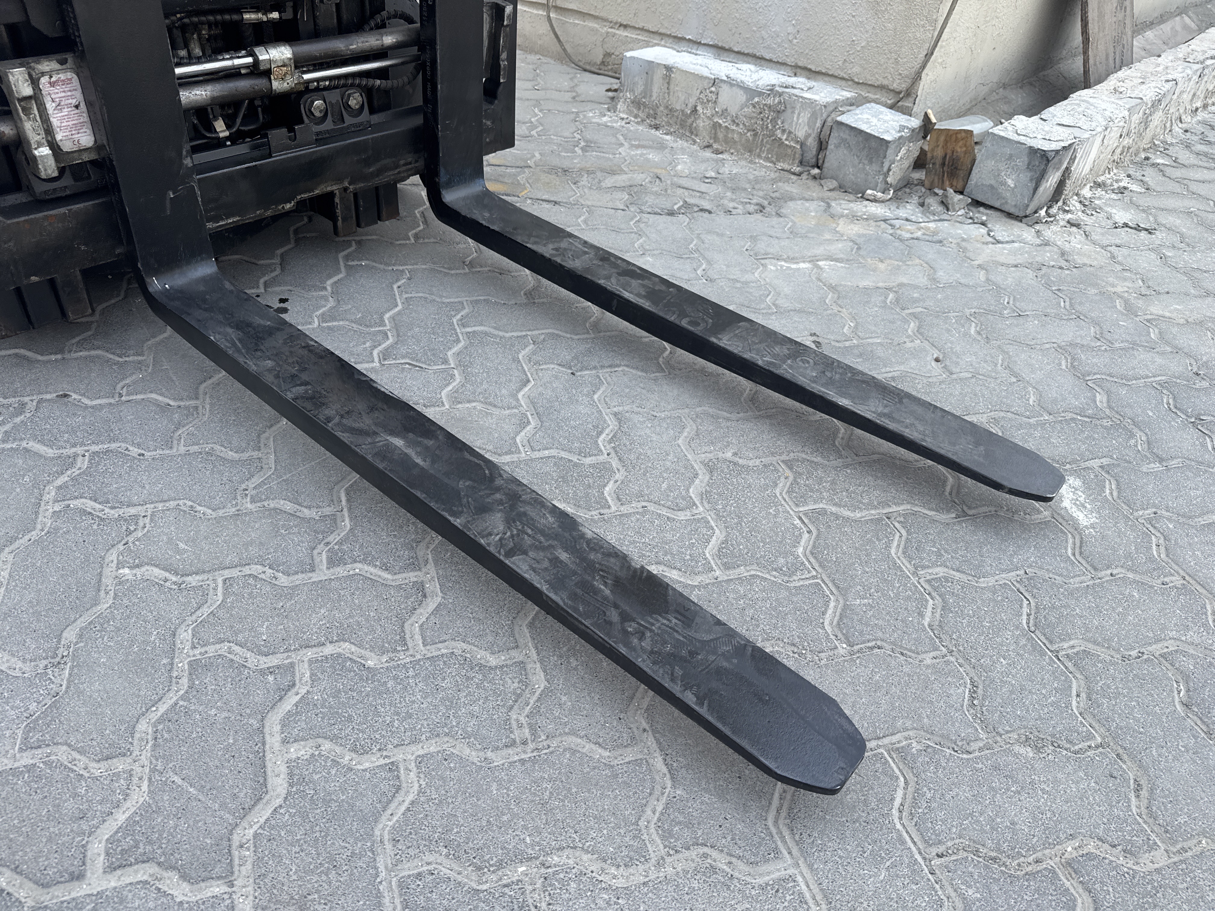 FLM-015-Toyota-8FBCU25-Forklifts-inspection-Chassis-Forks-1