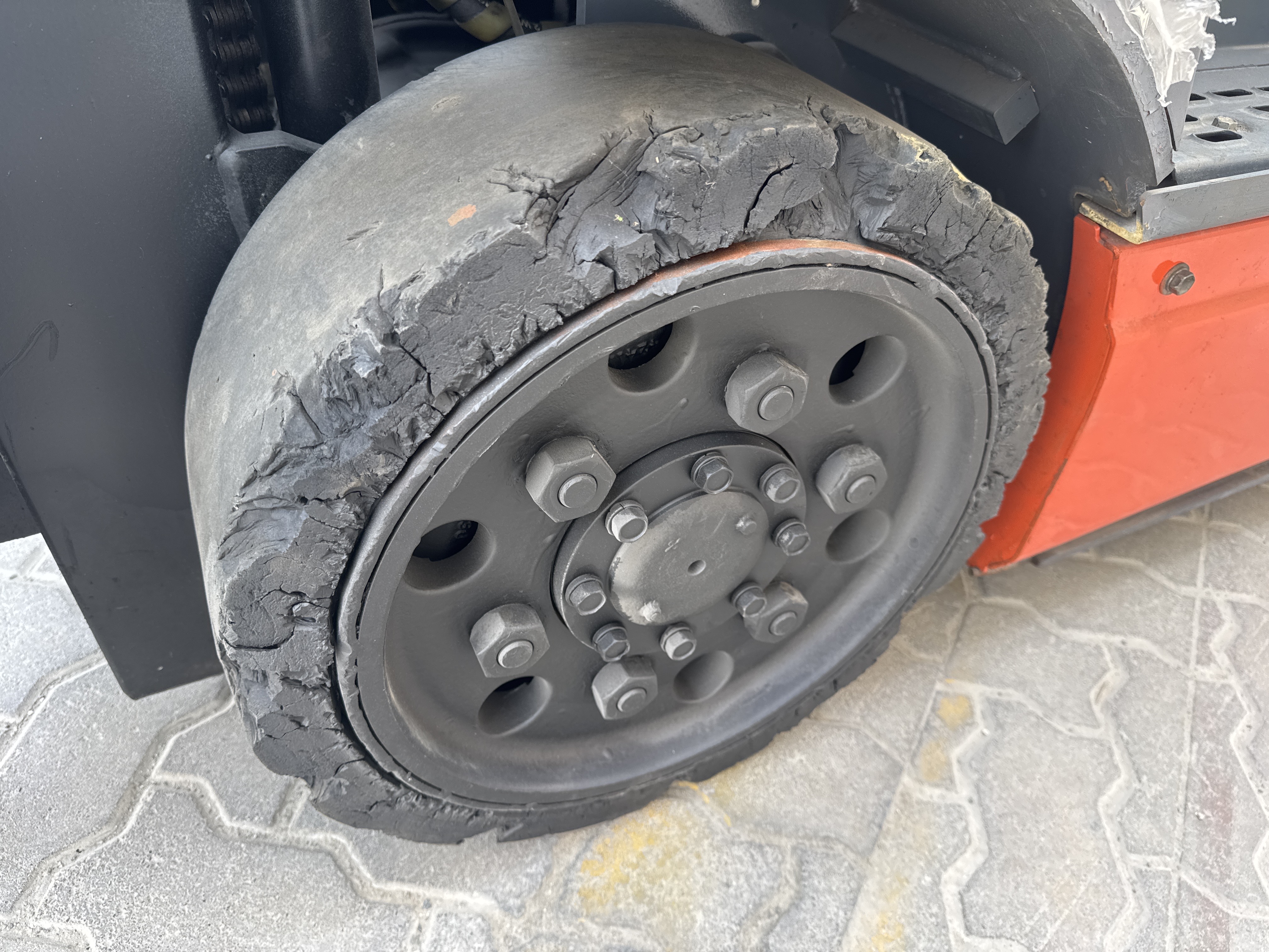 FLM-015-Toyota-8FBCU25-Forklifts-inspection-Chassis-Left-front-tire-/-wheel-hub---condition-1