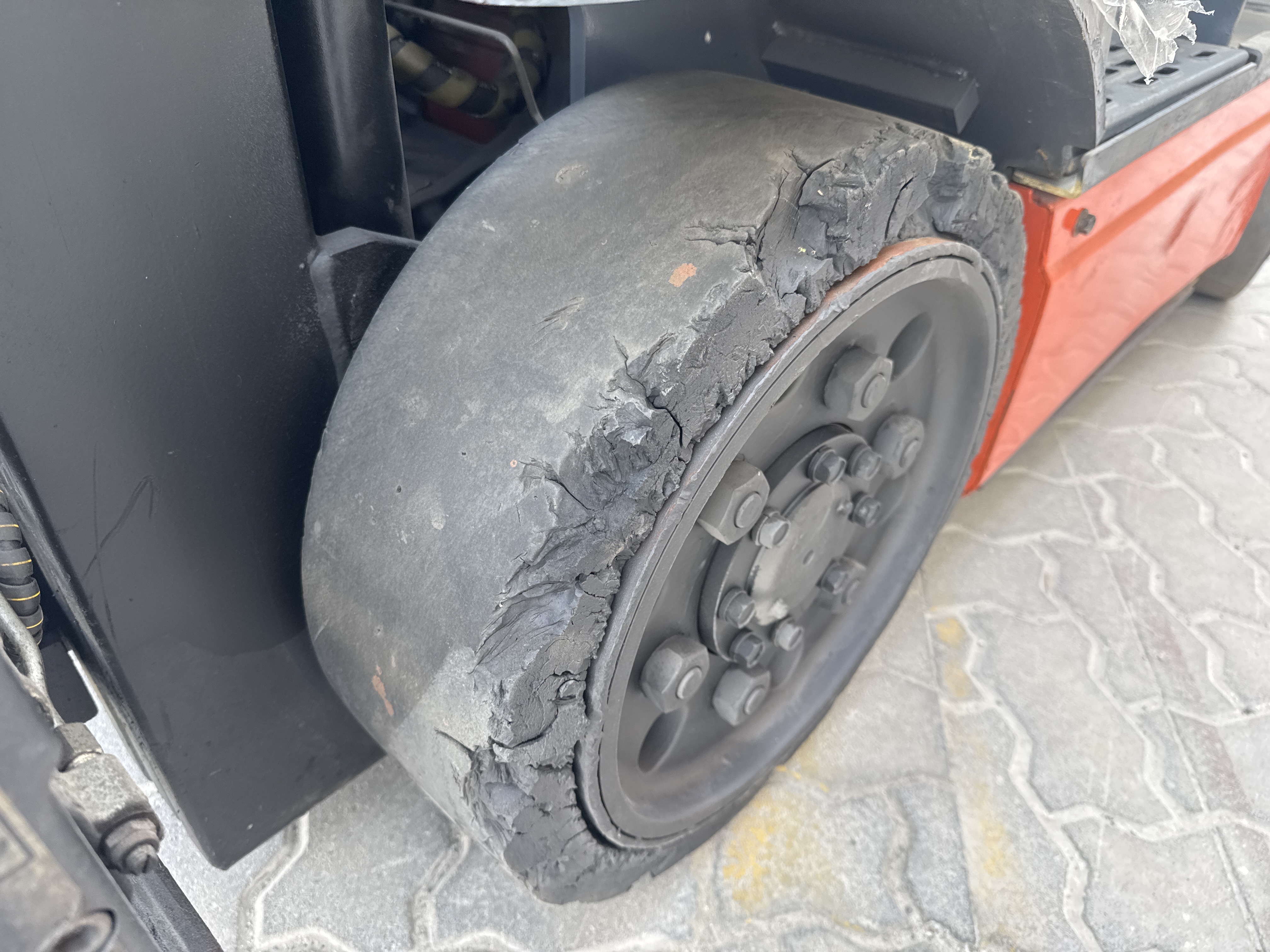 FLM-015-Toyota-8FBCU25-Forklifts-inspection-Chassis-Left-front-tire-/-wheel-hub---condition-1