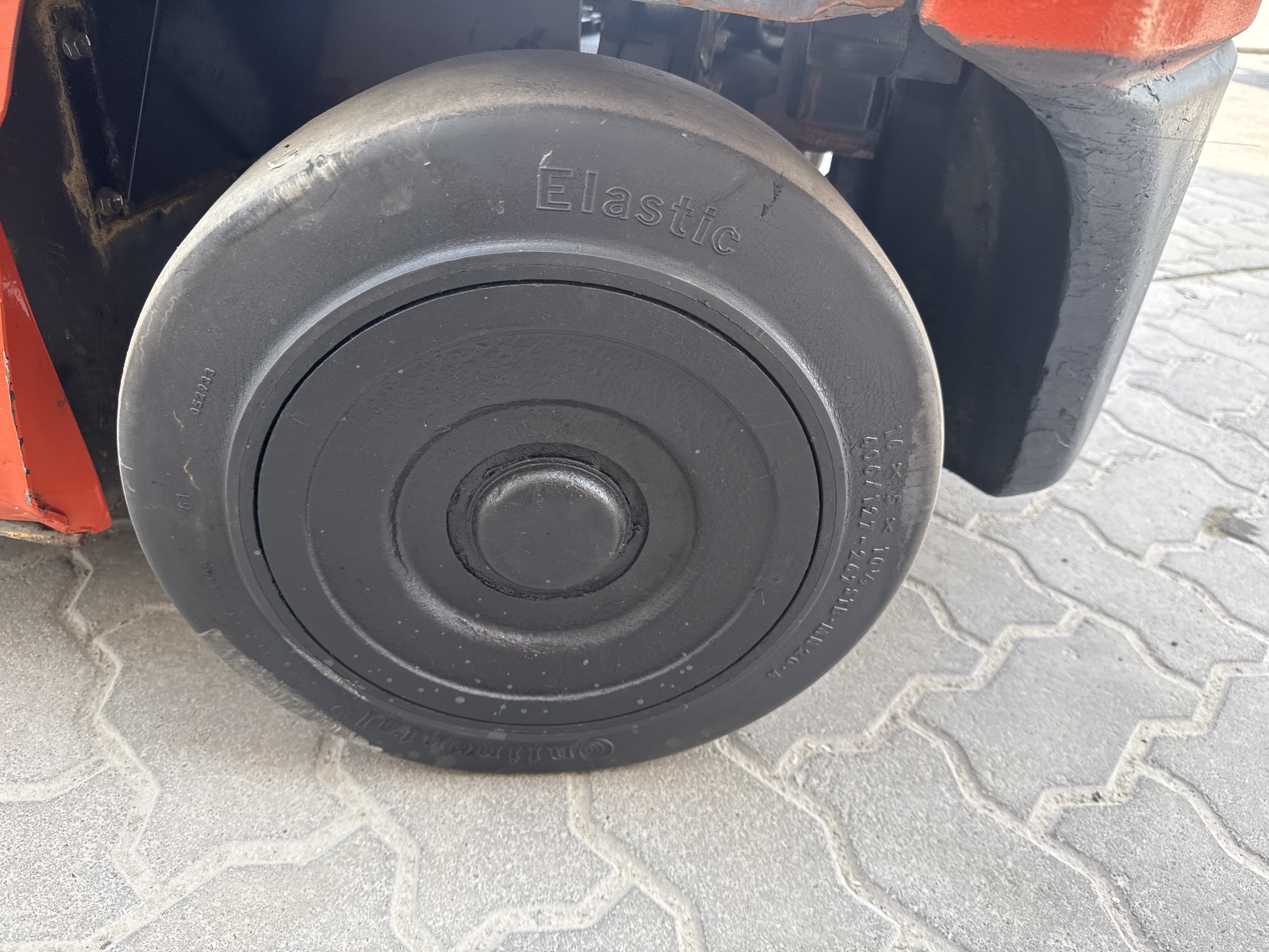 FLM-015-Toyota-8FBCU25-Forklifts-inspection-Chassis-Left-rear-tire-/-wheel-hub---condition-1