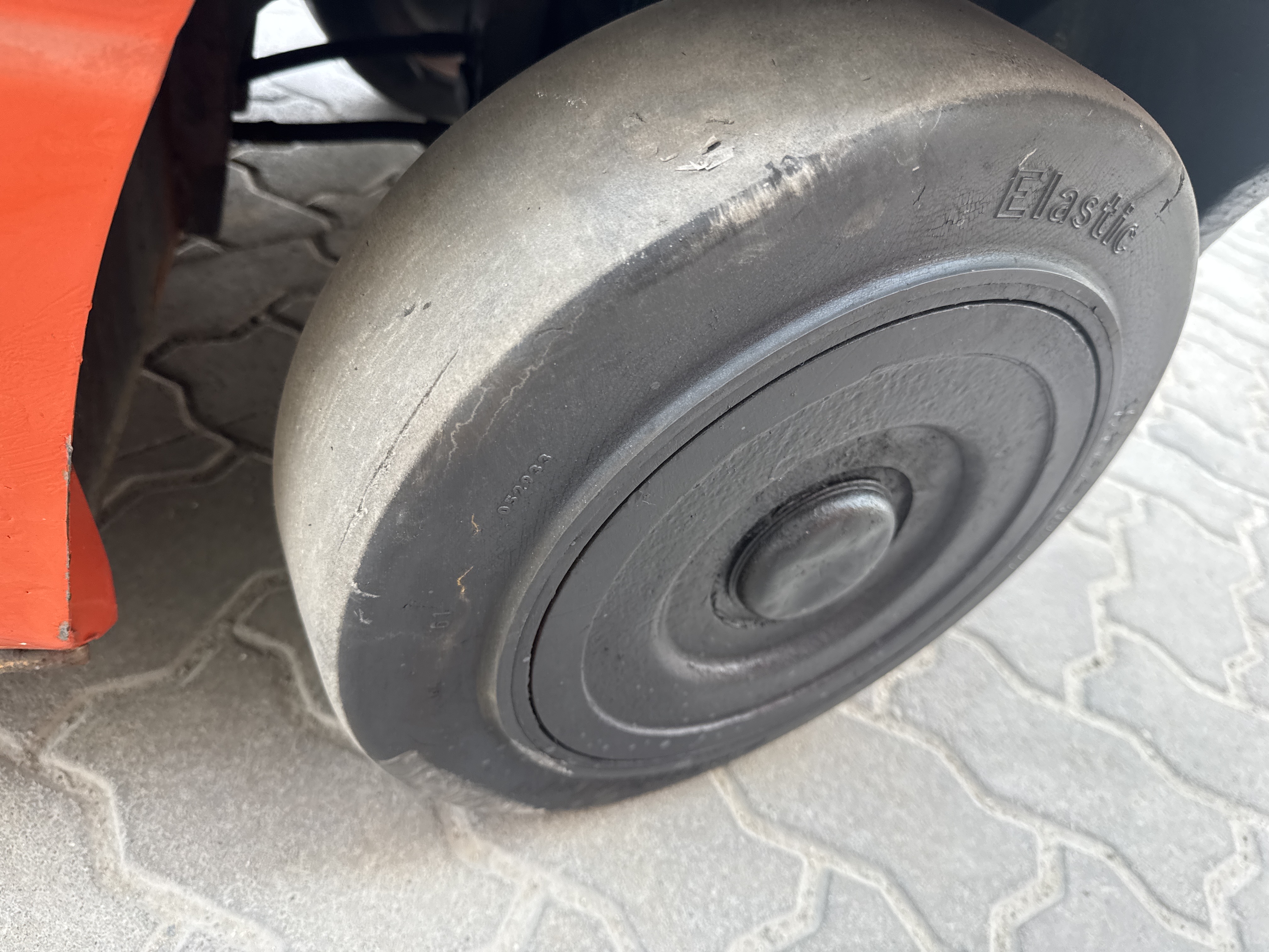 FLM-015-Toyota-8FBCU25-Forklifts-inspection-Chassis-Left-rear-tire-/-wheel-hub---condition-1