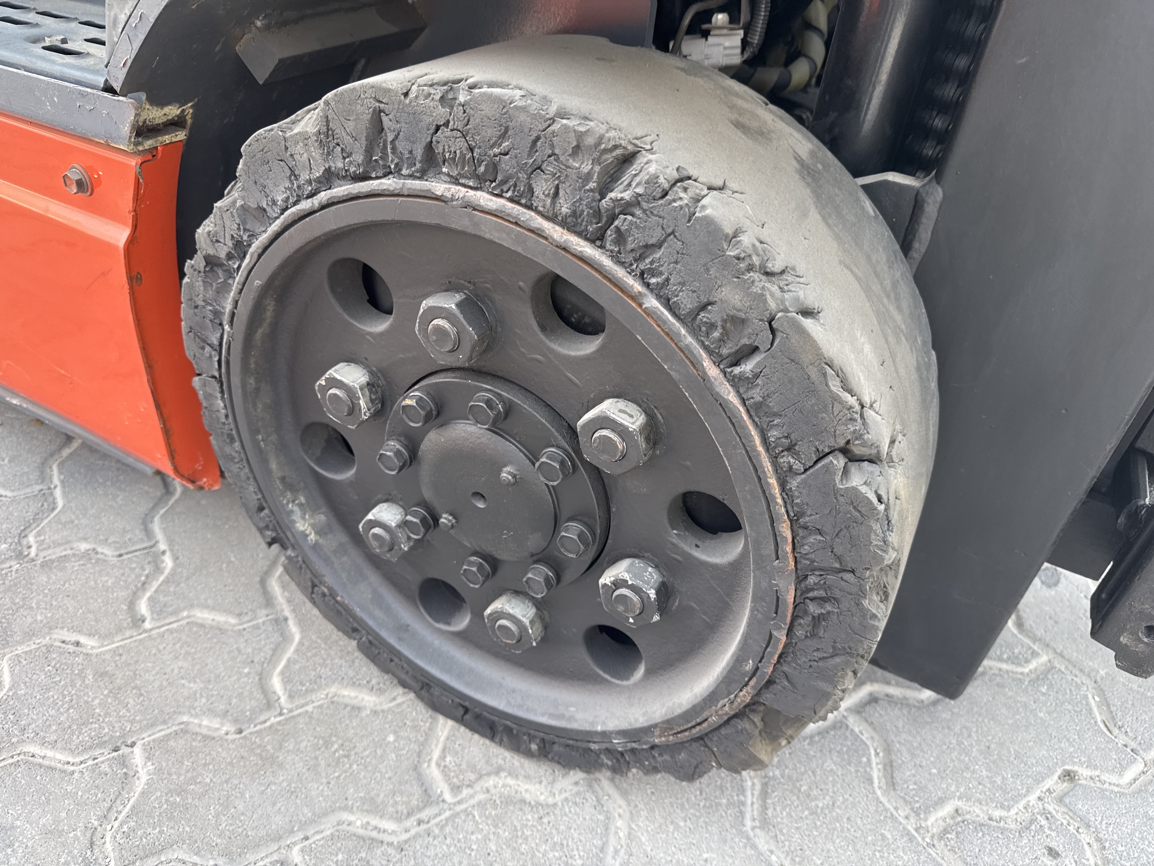 FLM-015-Toyota-8FBCU25-Forklifts-inspection-Chassis-Right-front-tire-/-wheel-hub---condition-1