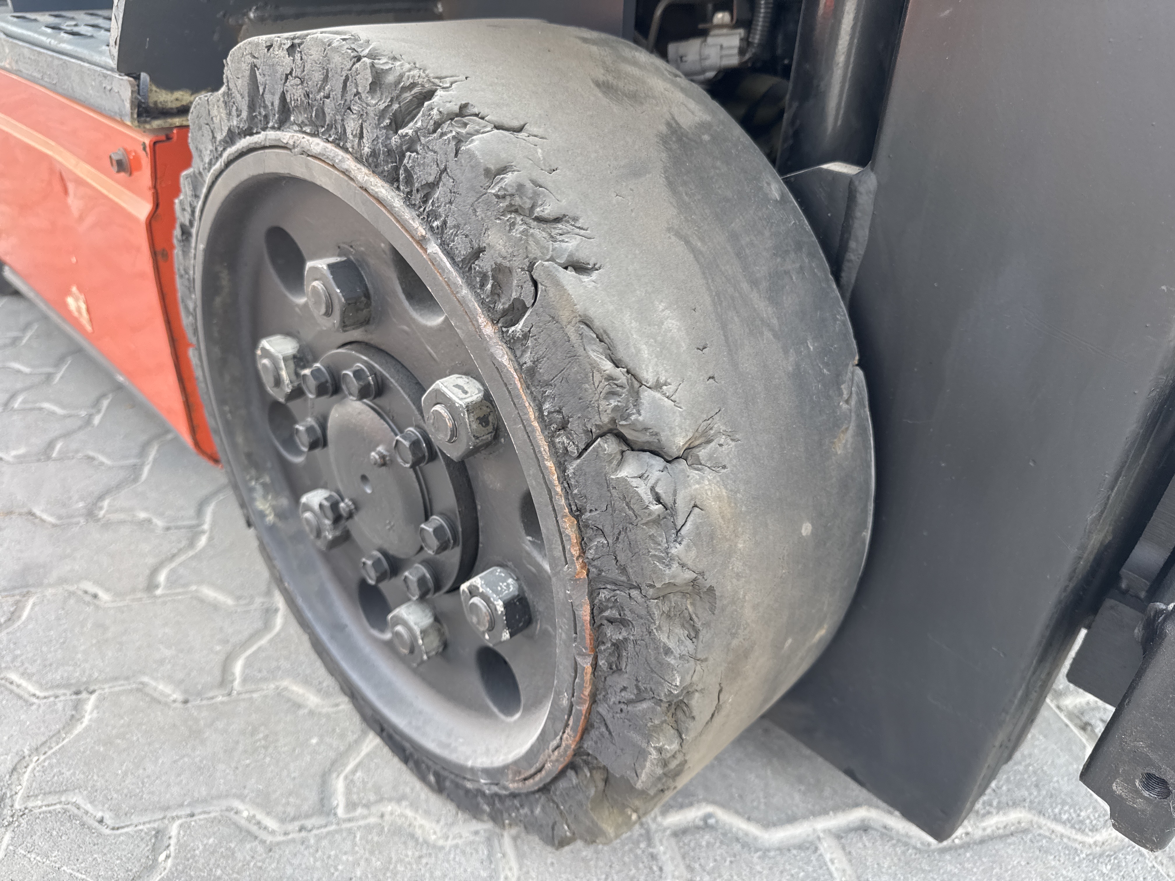 FLM-015-Toyota-8FBCU25-Forklifts-inspection-Chassis-Right-front-tire-/-wheel-hub---condition-1