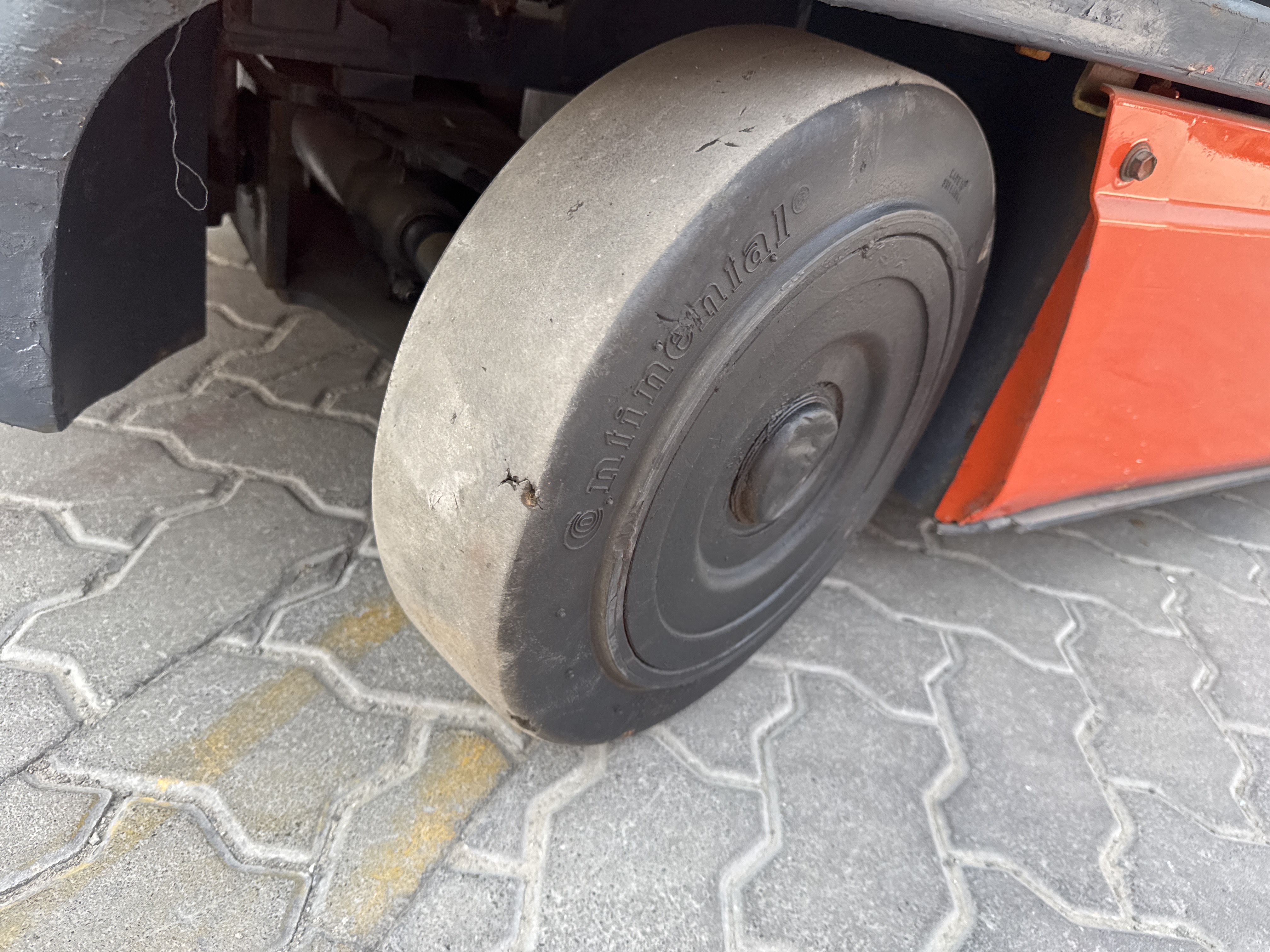 FLM-015-Toyota-8FBCU25-Forklifts-inspection-Chassis-Right-rear-tire-/-wheel-hub---condition-1