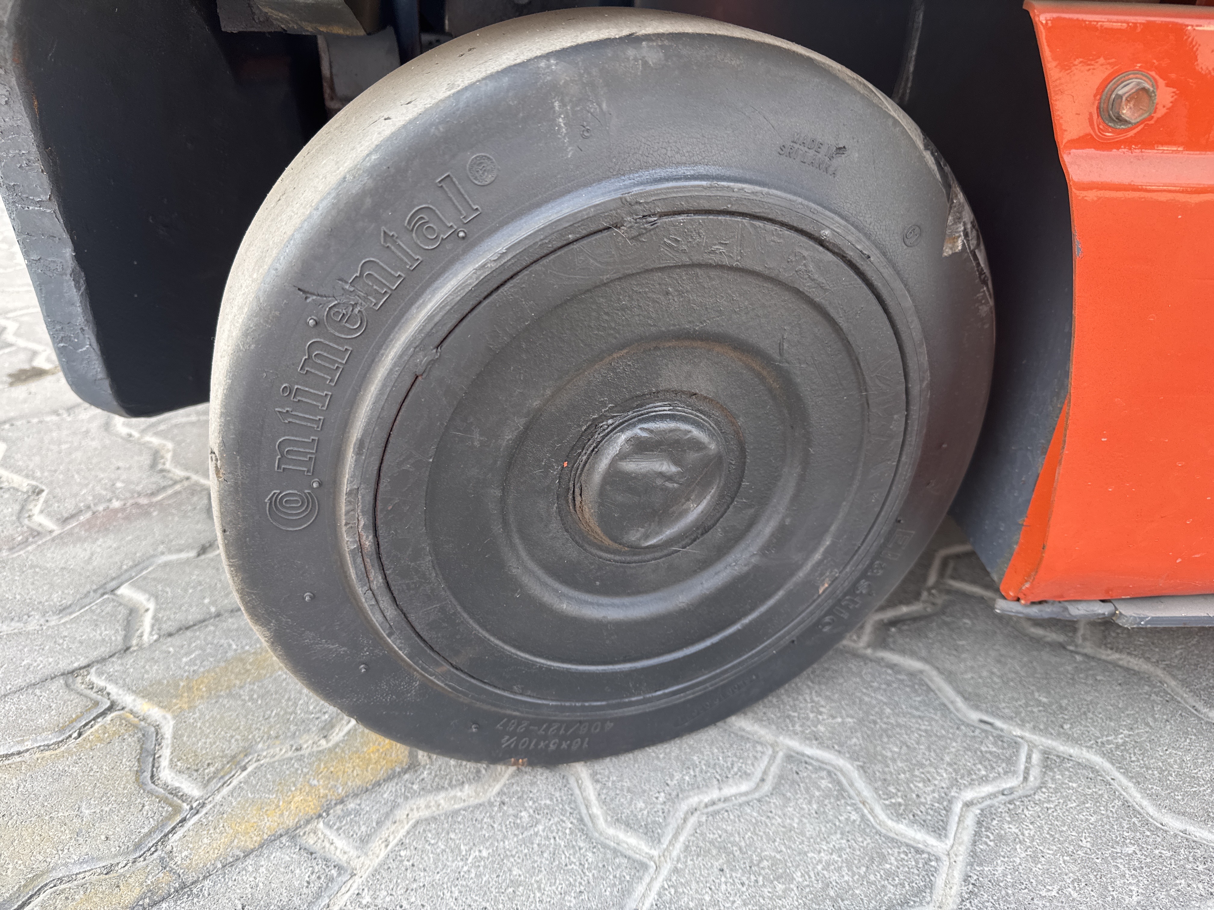 FLM-015-Toyota-8FBCU25-Forklifts-inspection-Chassis-Right-rear-tire-/-wheel-hub---condition-1