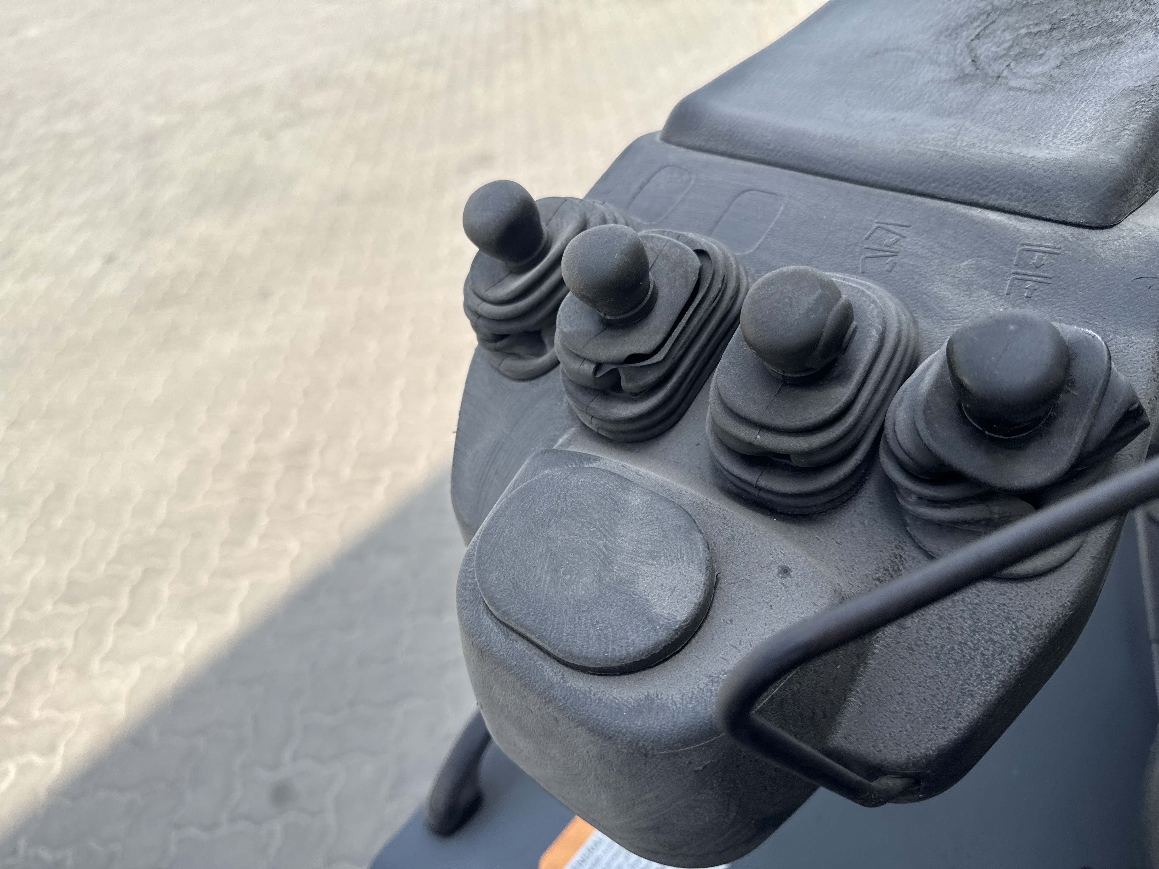 FLM-015-Toyota-8FBCU25-Forklifts-inspection-Cabin-Joysticks-1