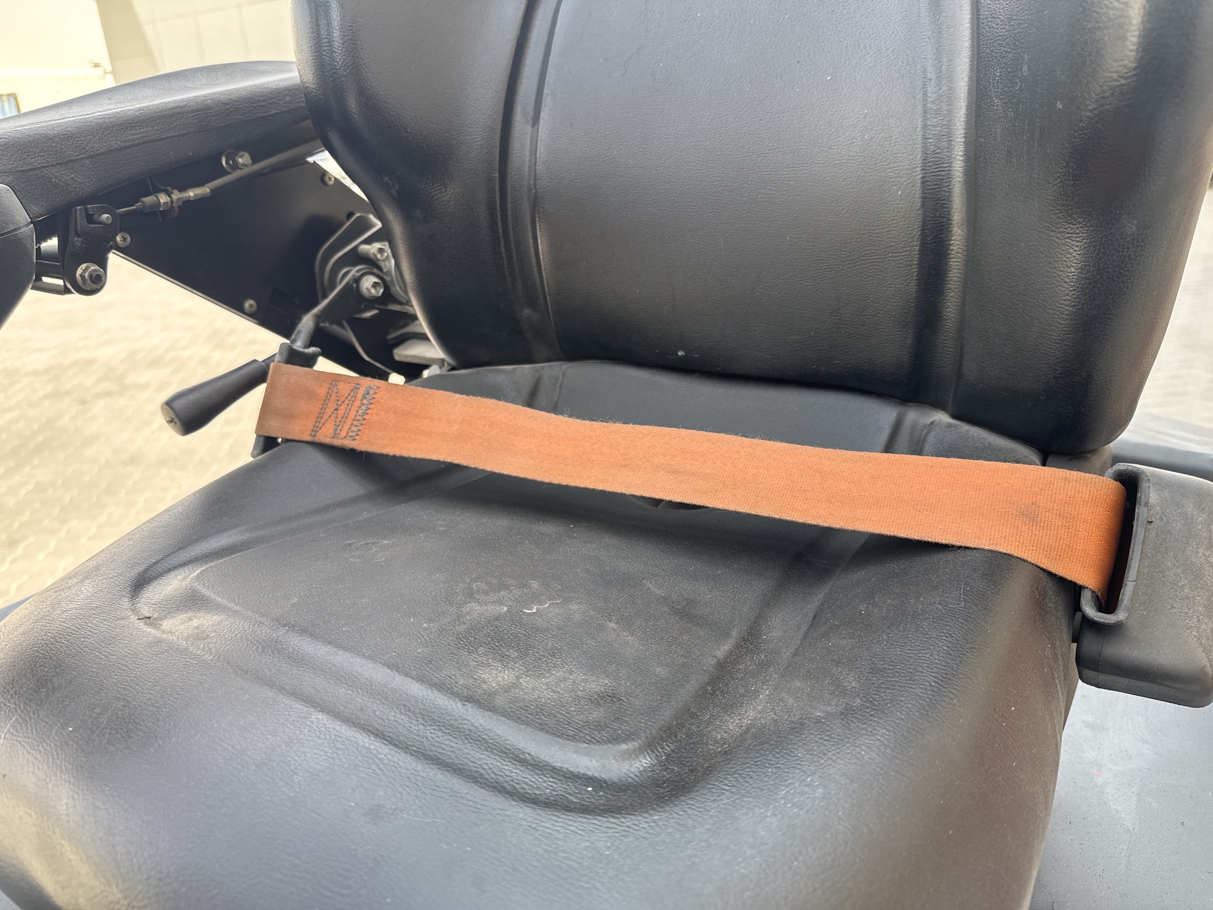 FLM-015-Toyota-8FBCU25-Forklifts-inspection-Safety-Seat-belts-1
