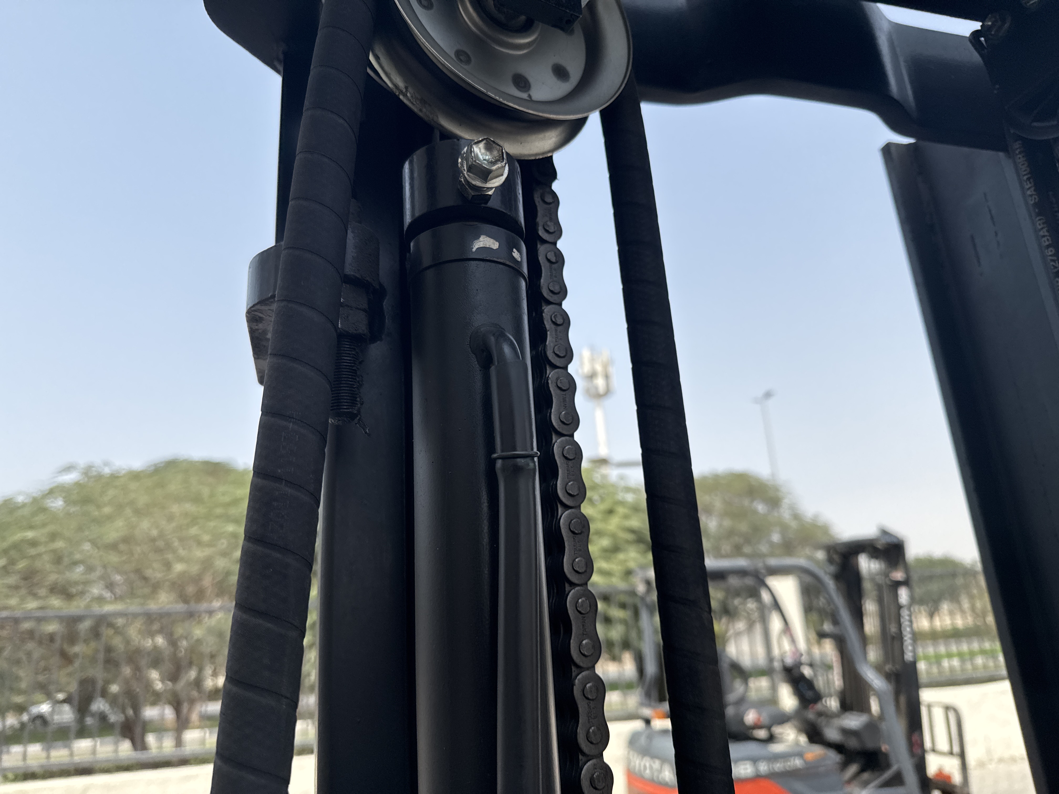 FLM-015-Toyota-8FBCU25-Forklifts-inspection-Hydraulics-Lift-cylinders-1
