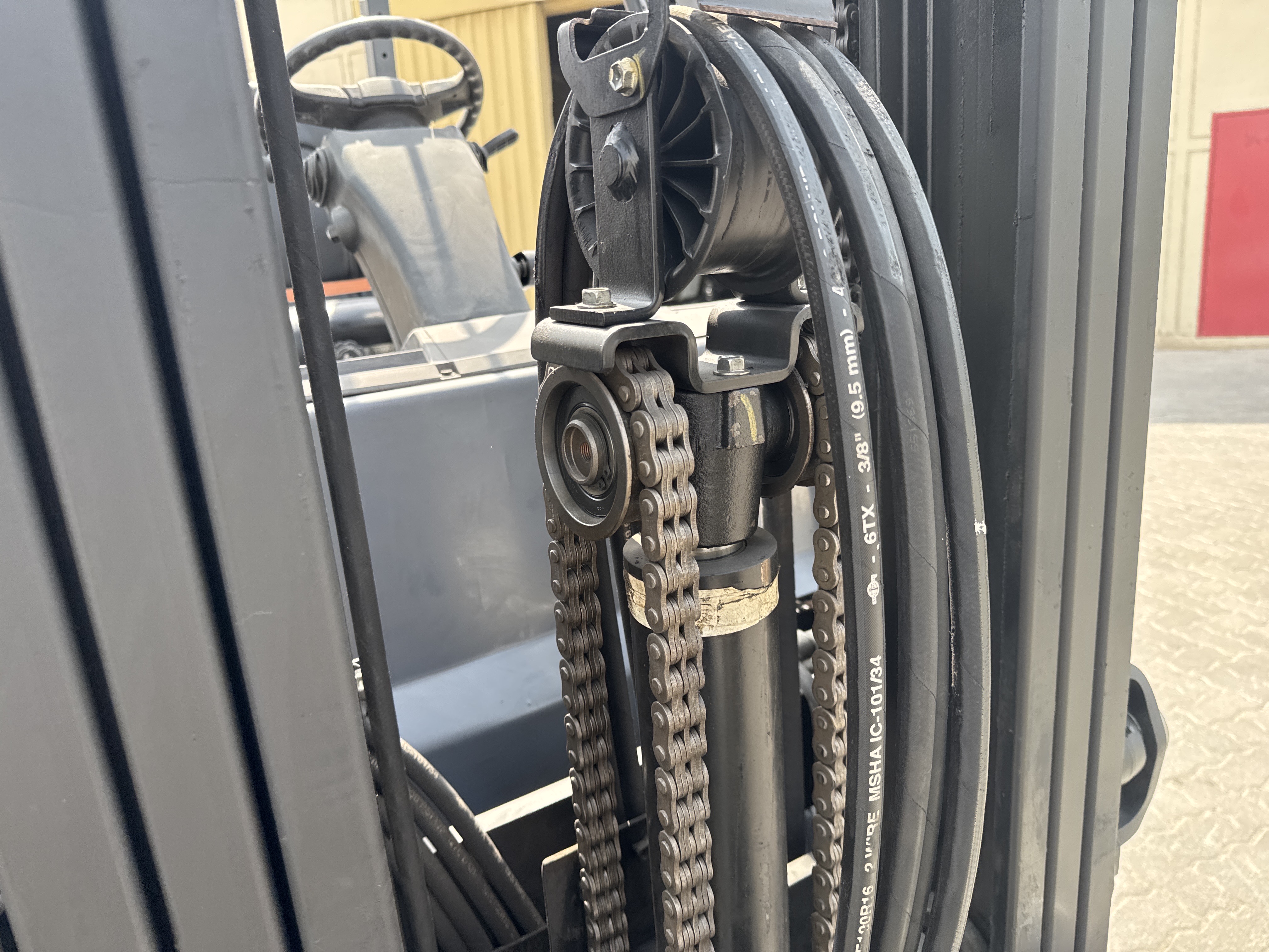 FLM-015-Toyota-8FBCU25-Forklifts-inspection-Hydraulics-Hydraulic-hoses-and-lines-1