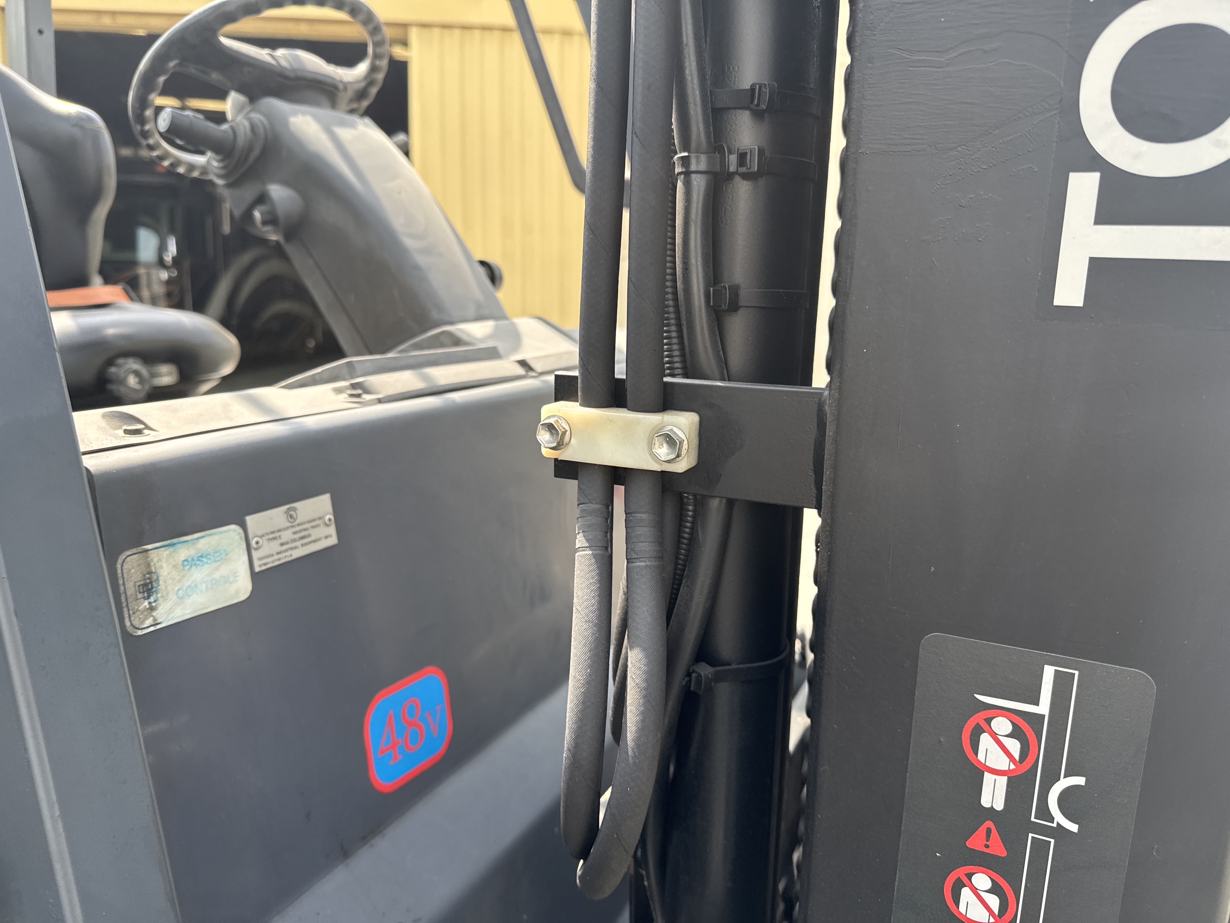 FLM-015-Toyota-8FBCU25-Forklifts-inspection-Hydraulics-Hydraulic-hoses-and-lines-1