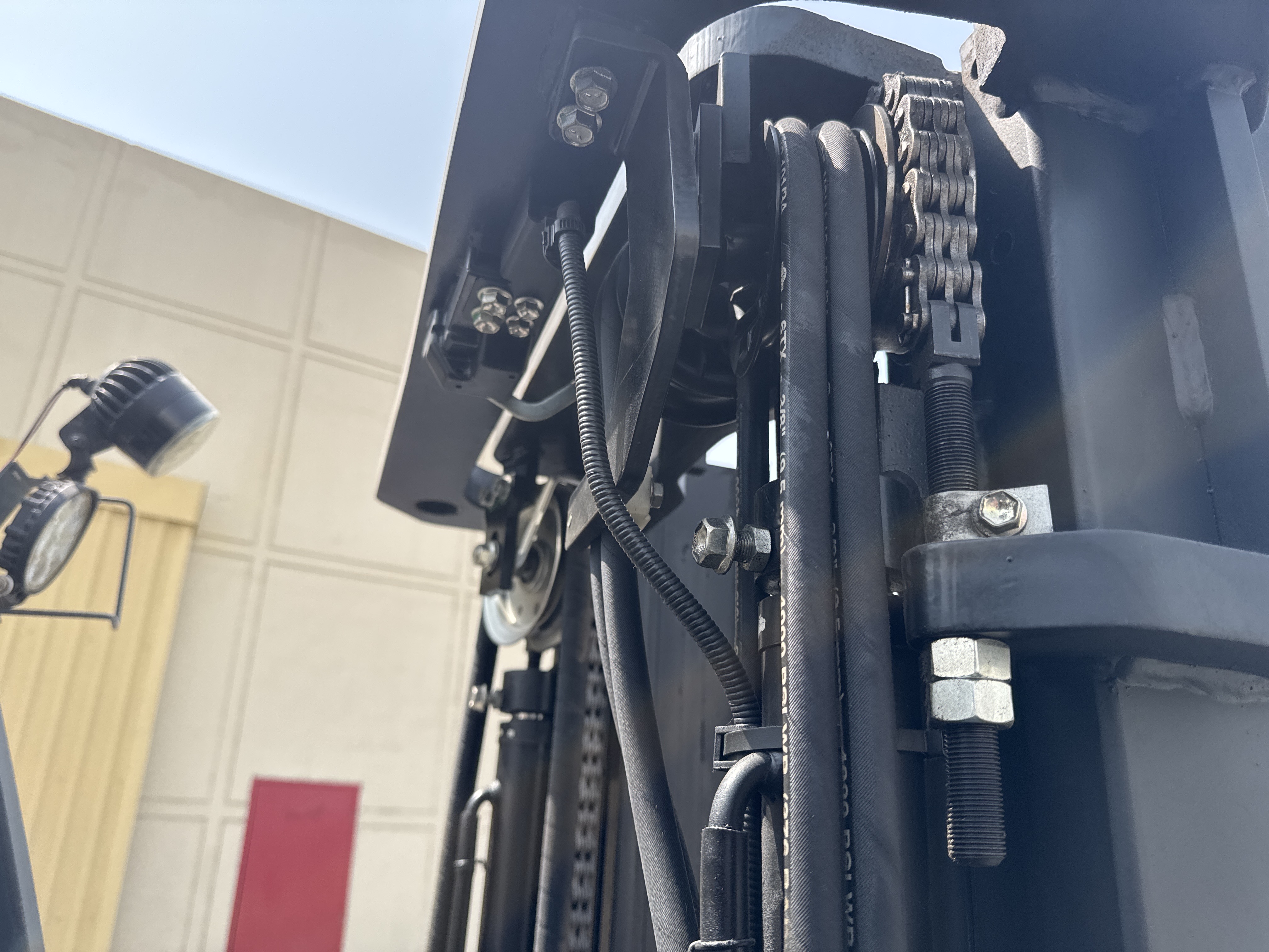 FLM-015-Toyota-8FBCU25-Forklifts-inspection-Hydraulics-Hydraulic-hoses-and-lines-1