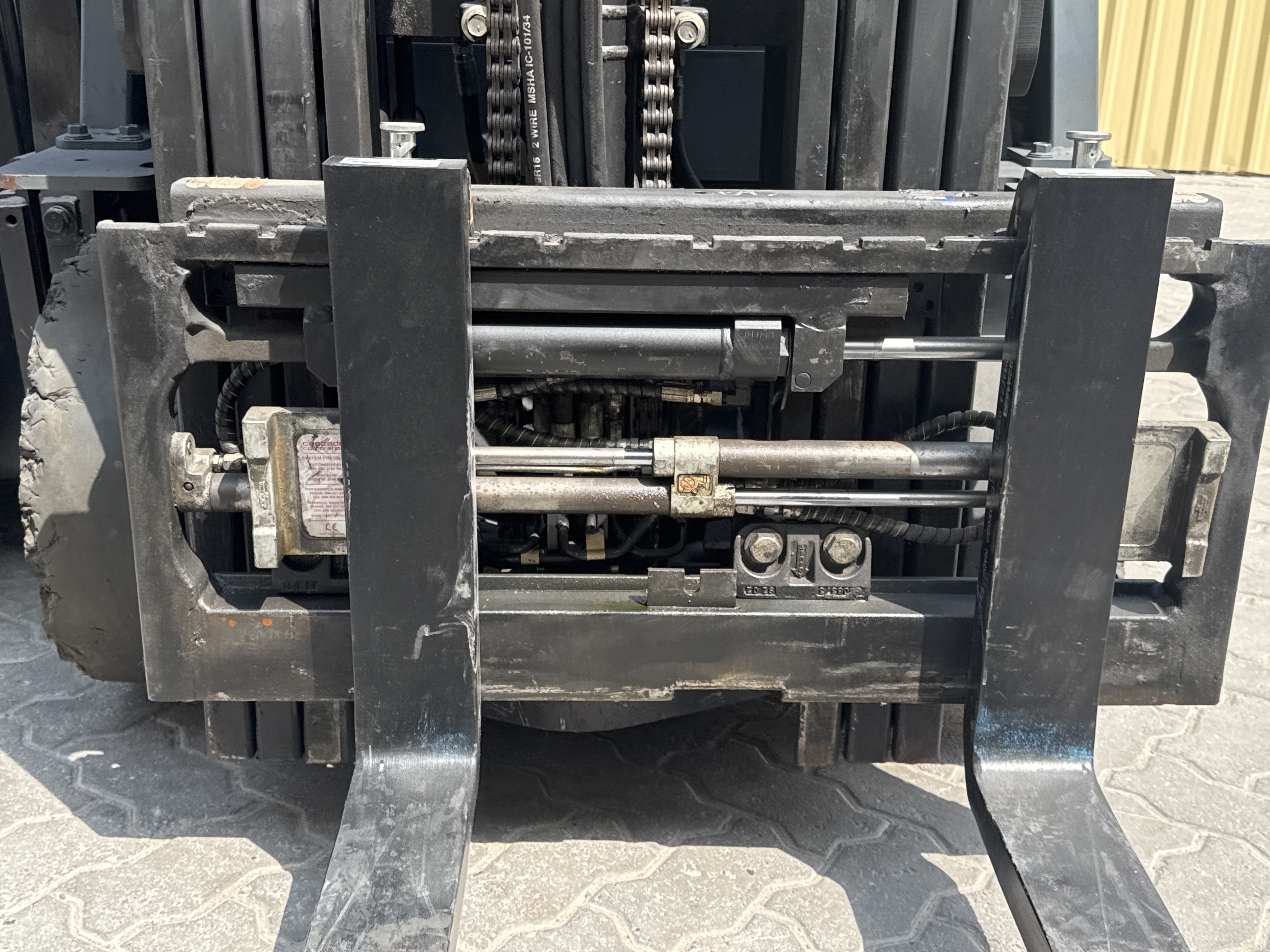 FLM-015-Toyota-8FBCU25-Forklifts-inspection-Hydraulics-Fork-positioner-cylinders-1