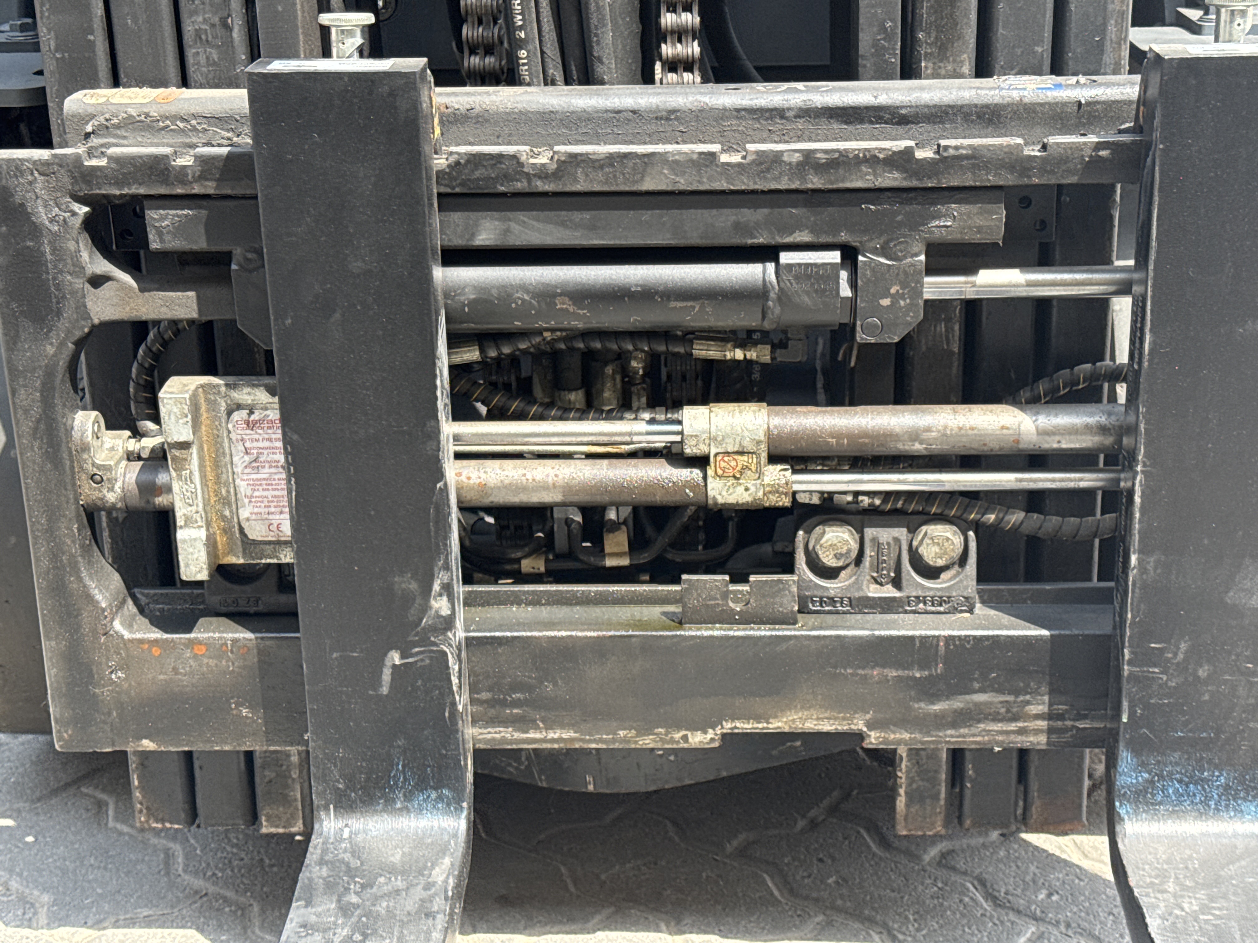 FLM-015-Toyota-8FBCU25-Forklifts-inspection-Hydraulics-Fork-positioner-cylinders-1