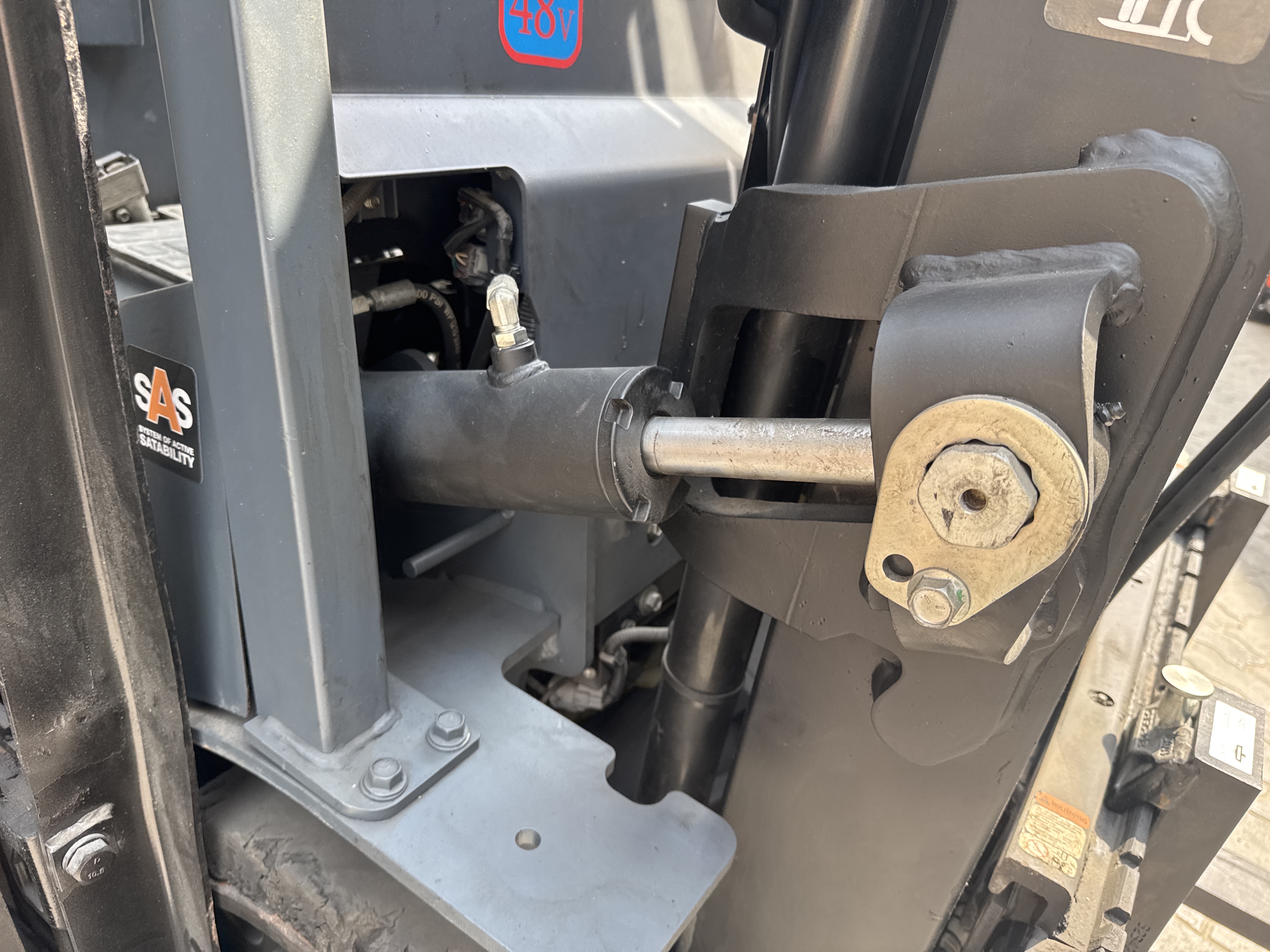 FLM-015-Toyota-8FBCU25-Forklifts-inspection-Hydraulics-Tilt-cylinders-1