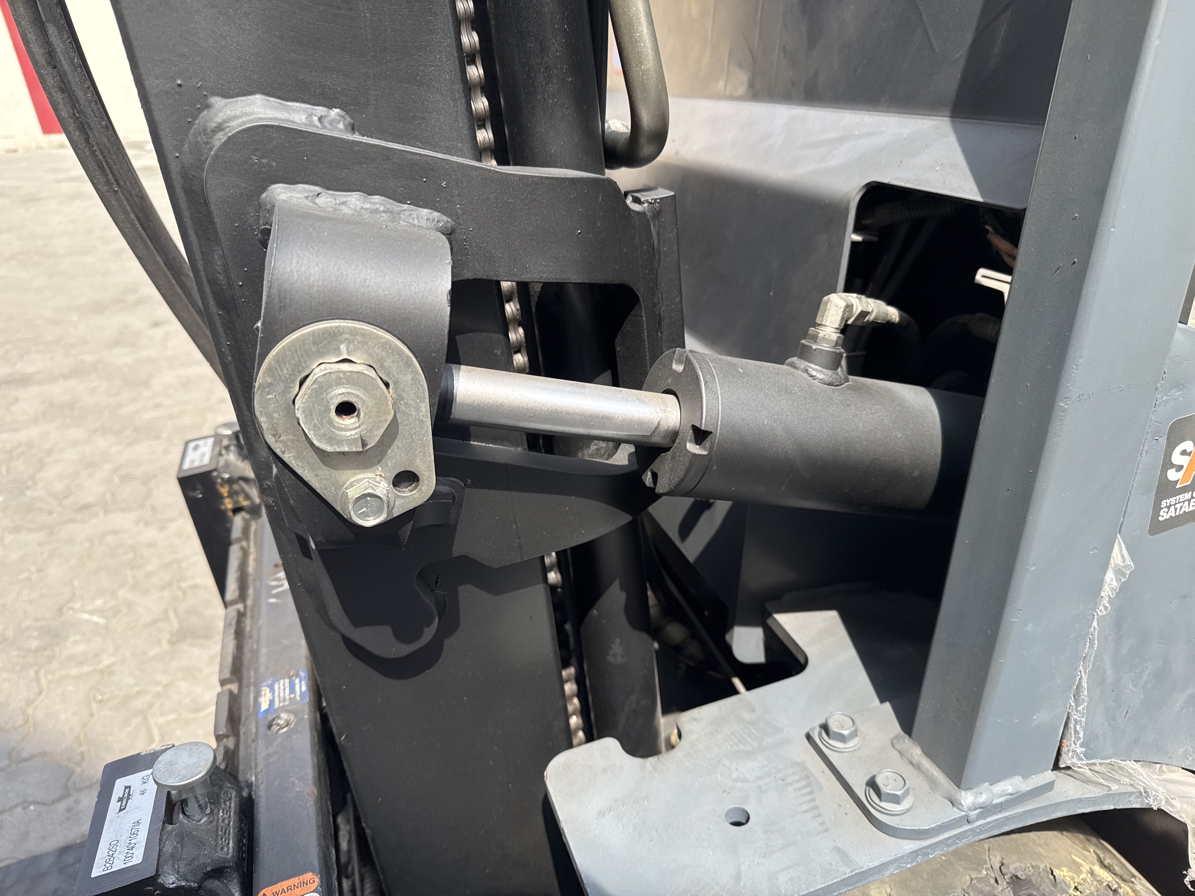 FLM-015-Toyota-8FBCU25-Forklifts-inspection-Hydraulics-Tilt-cylinders-1