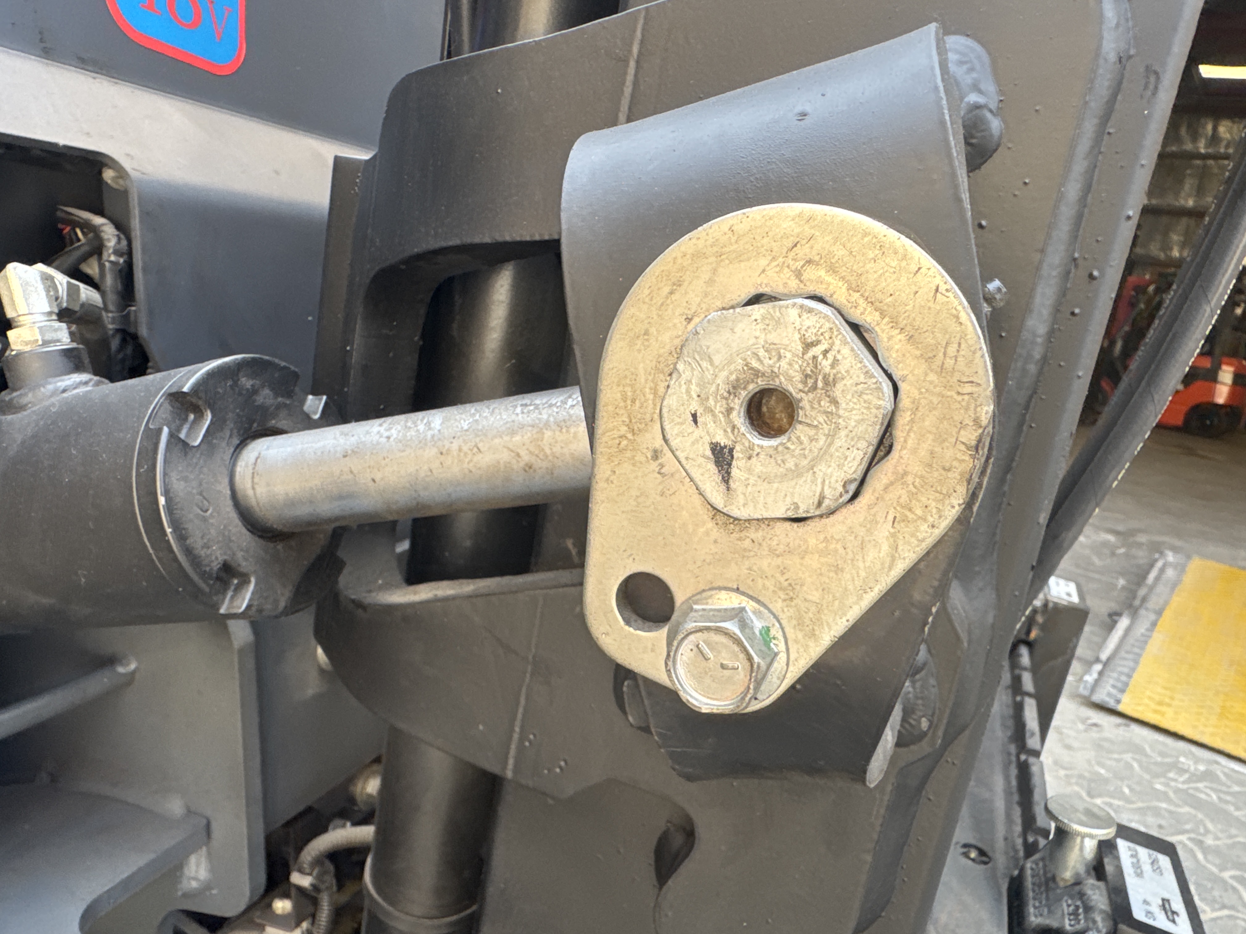 FLM-015-Toyota-8FBCU25-Forklifts-inspection-Hydraulics-Hydraulic-pins-/-locks-1