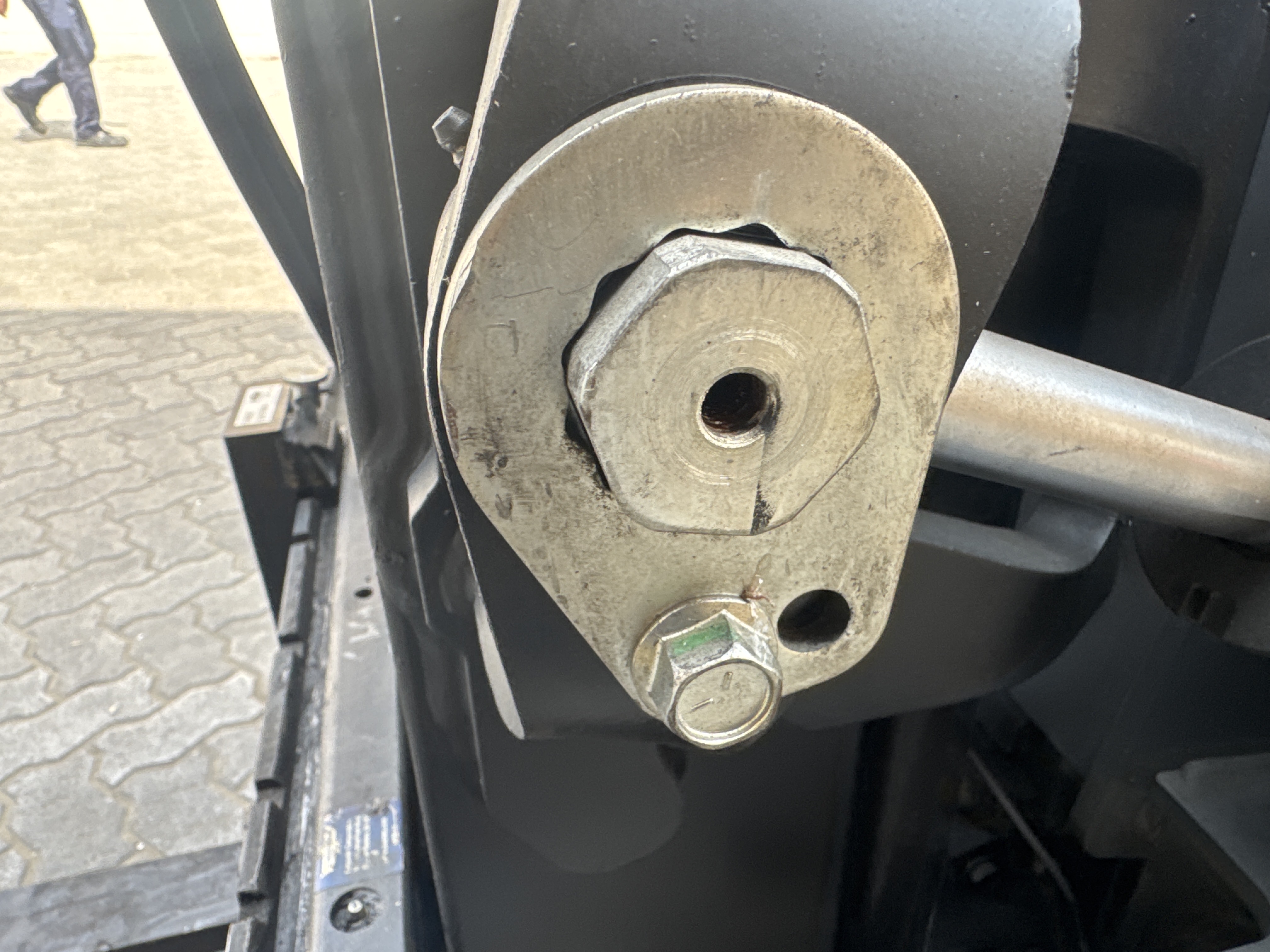 FLM-015-Toyota-8FBCU25-Forklifts-inspection-Hydraulics-Hydraulic-pins-/-locks-1