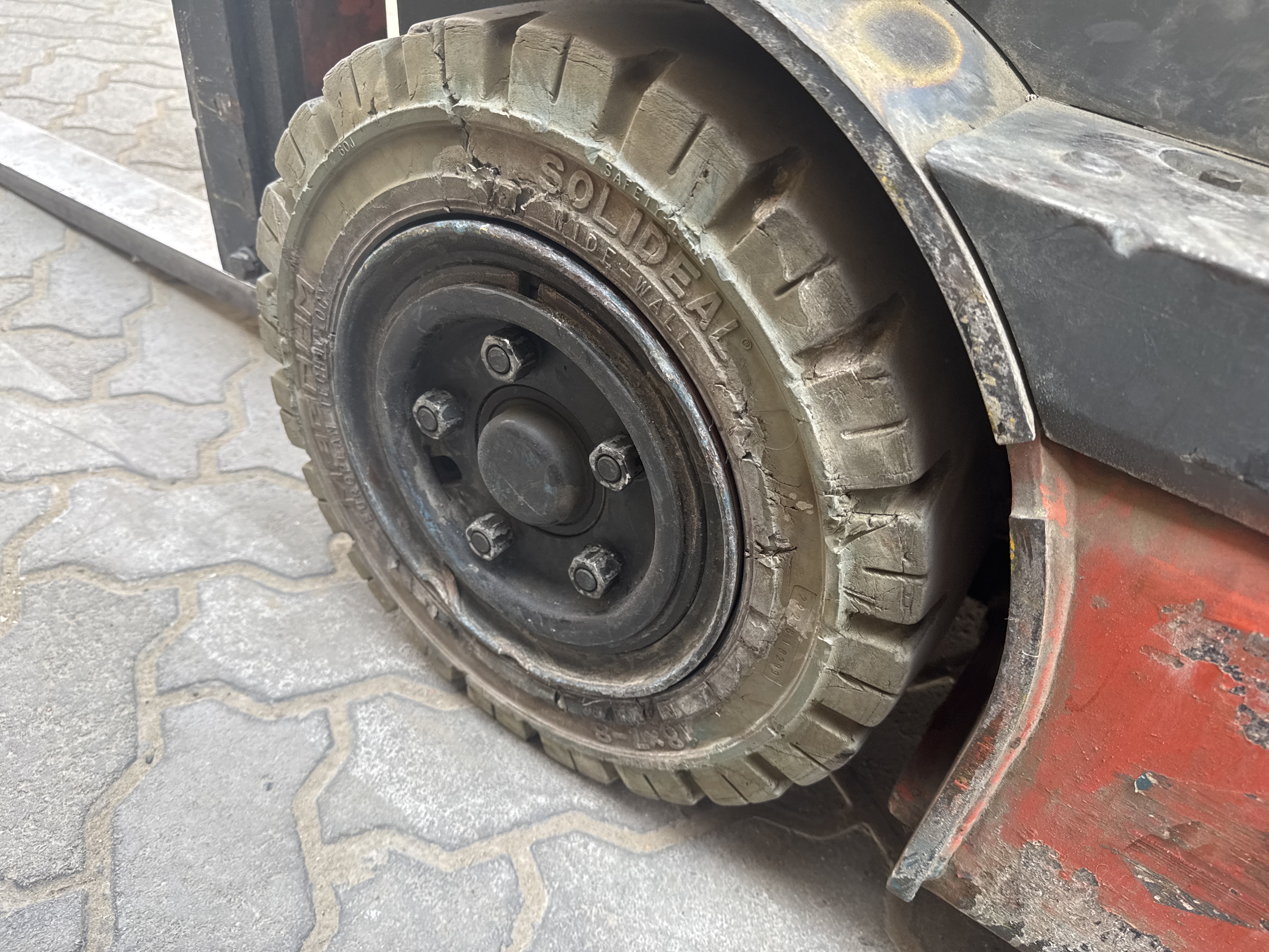 FLM-014-تويوتا-8FBE18-رافعات-شوكية-فحص-الهيكل-الإطار-الأمامي-الأيسر-/-محور-العجلة---الحالة-1