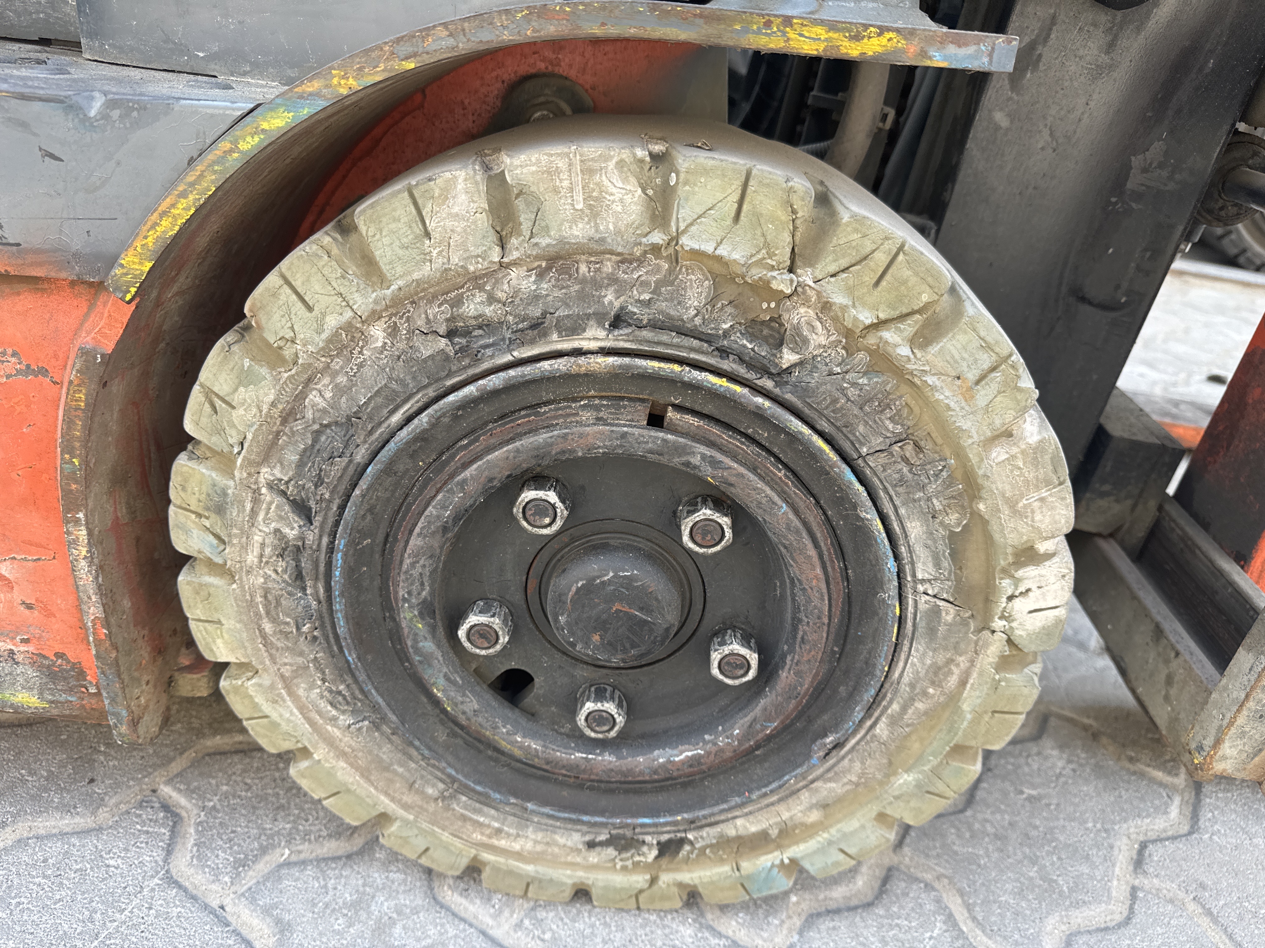 FLM-014-تويوتا-8FBE18-رافعات-شوكية-فحص-الهيكل-الإطار-الأمامي-الأيمن-/-محور-العجلة---الحالة-1