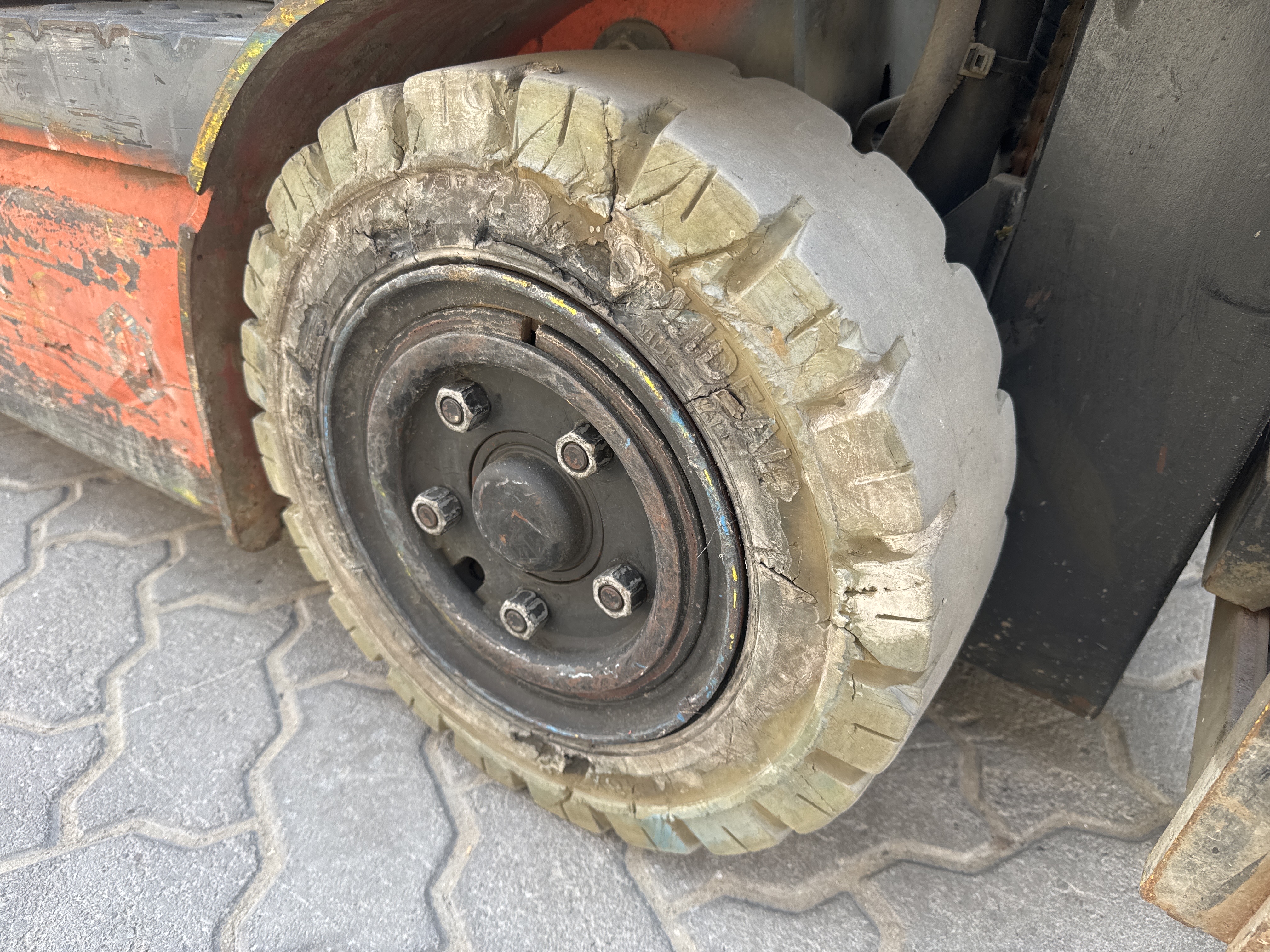 FLM-014-تويوتا-8FBE18-رافعات-شوكية-فحص-الهيكل-الإطار-الأمامي-الأيمن-/-محور-العجلة---الحالة-1