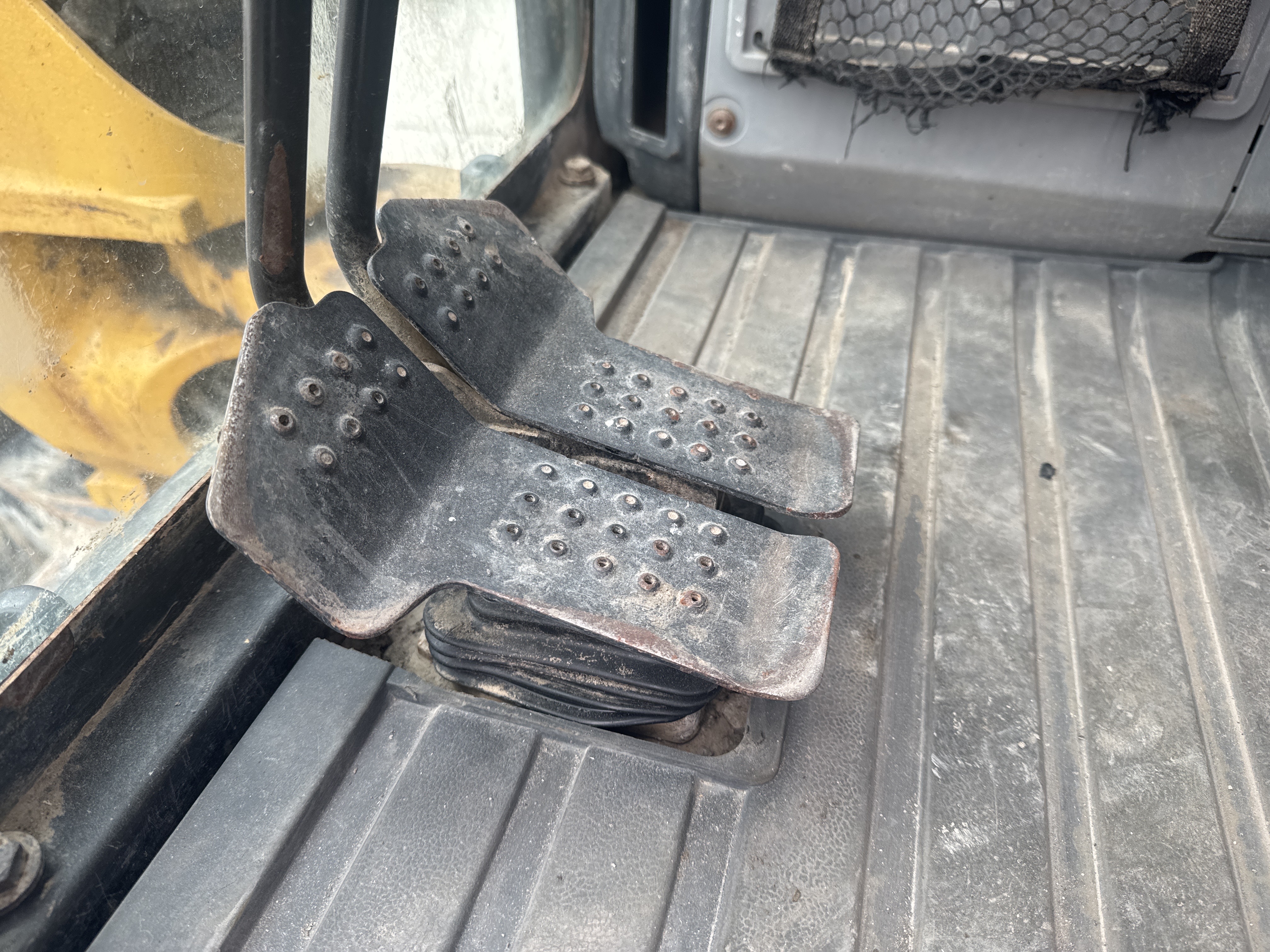 MNX-021-Cat-305E2-Mini-excavators-inspection-Cabin-Pedals-1