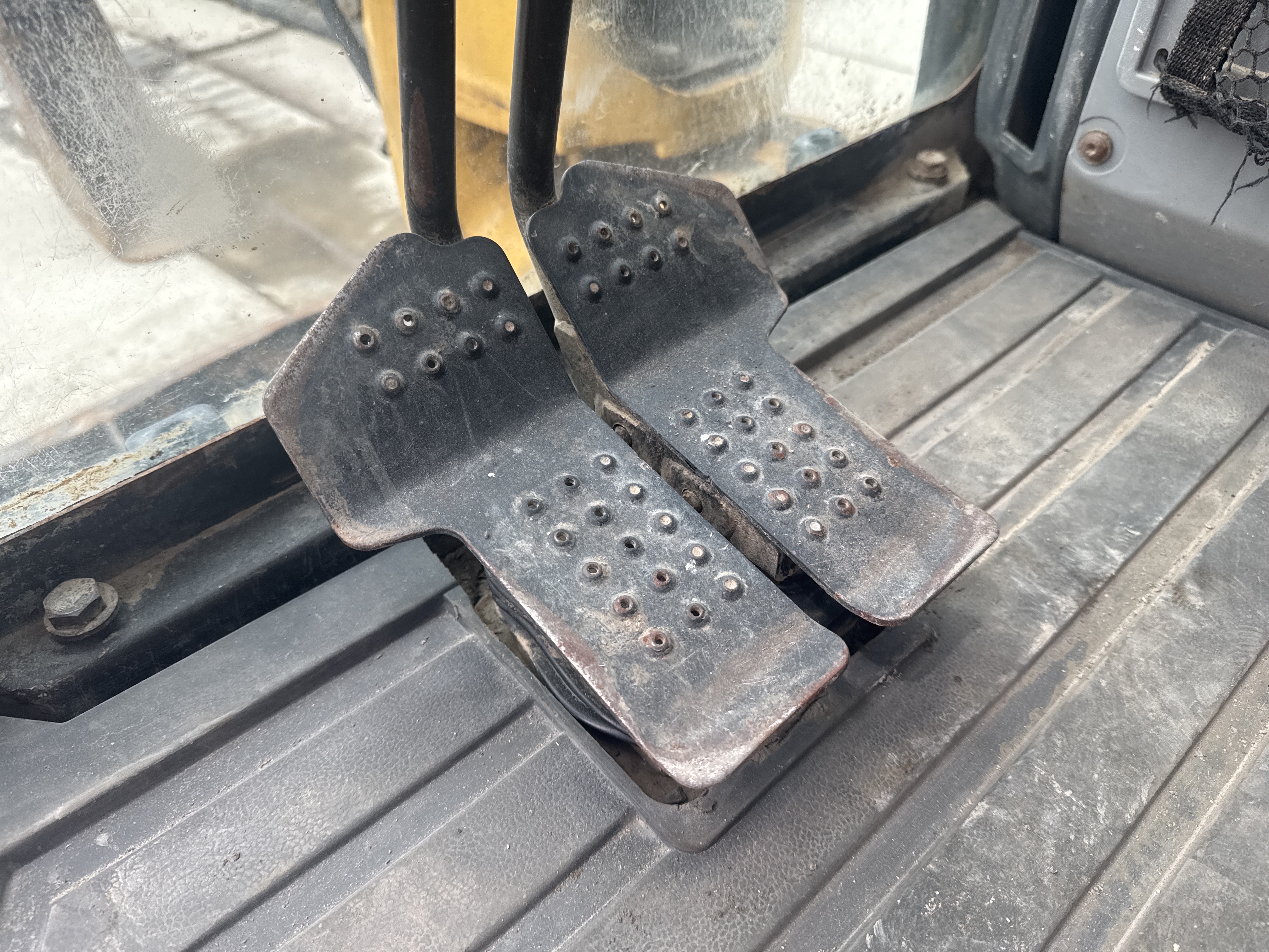 MNX-021-Cat-305E2-Mini-excavators-inspection-Cabin-Pedals-1