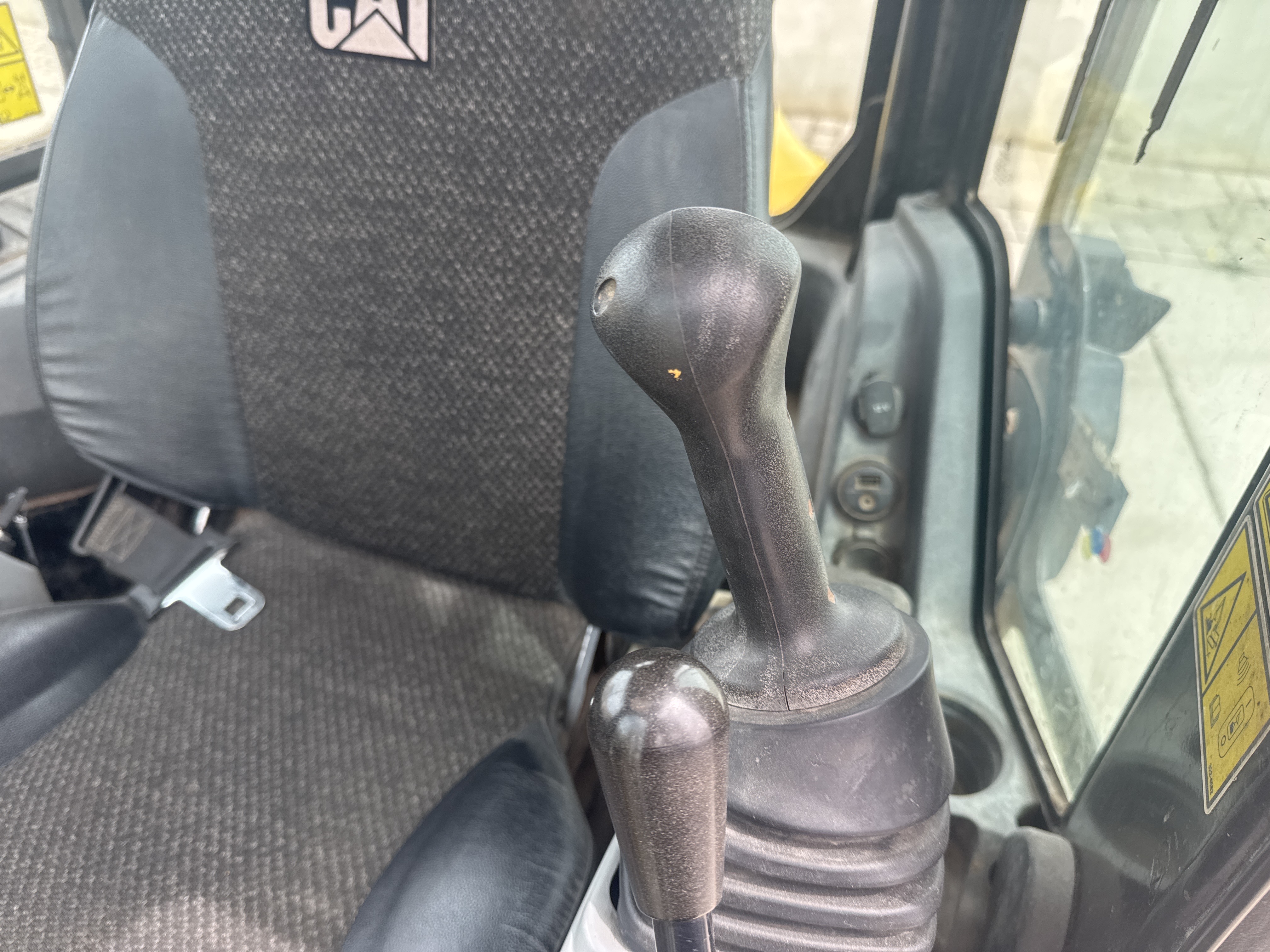 MNX-021-Cat-305E2-Mini-excavators-inspection-Cabin-Joysticks-1