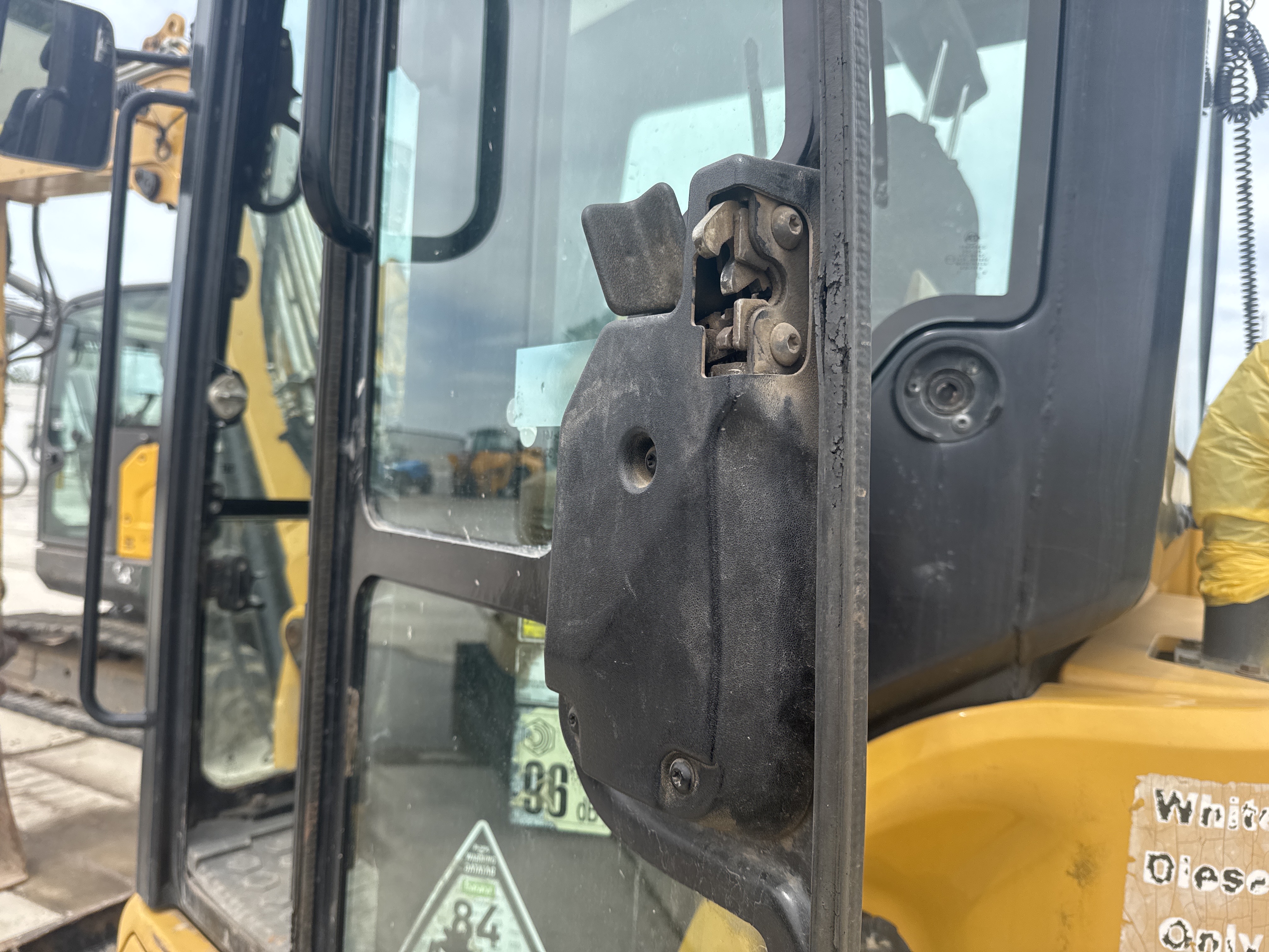 MNX-021-Cat-305E2-Mini-excavators-inspection-Cabin-Door-handles-1