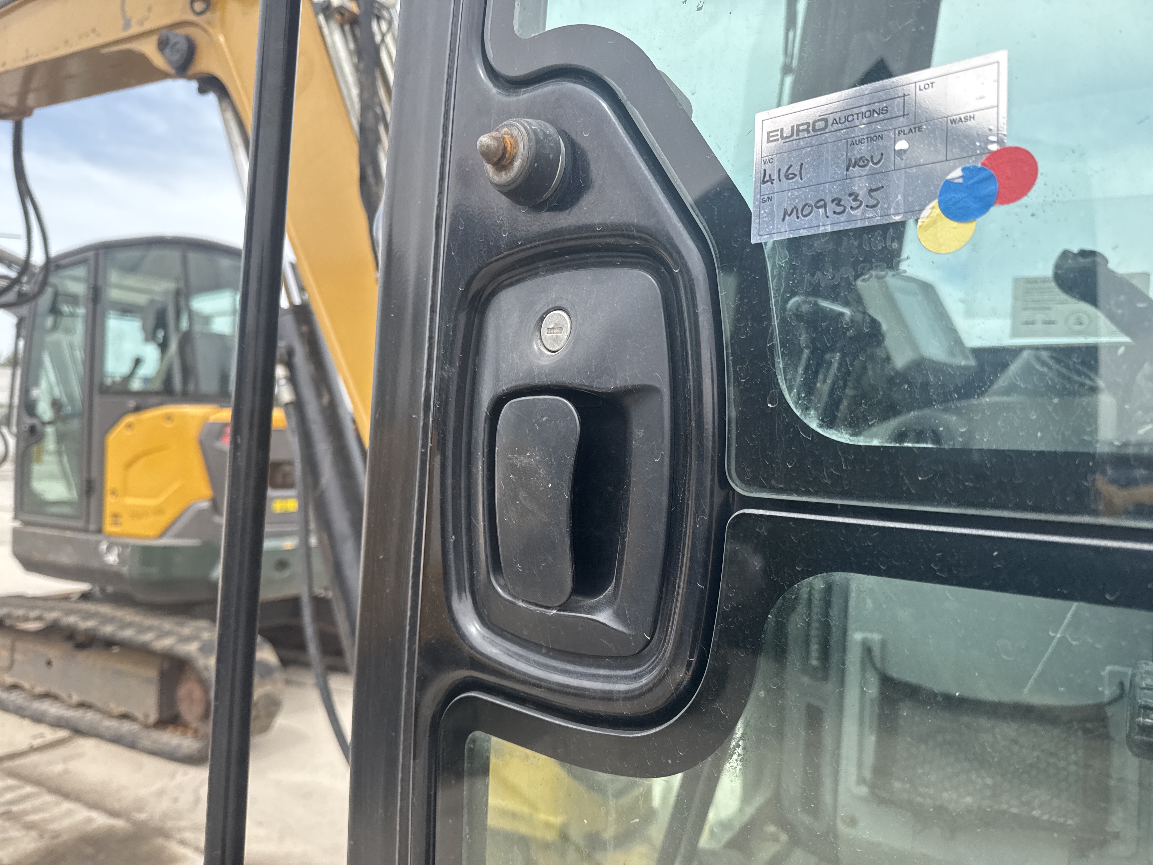 MNX-021-Cat-305E2-Mini-excavators-inspection-Cabin-Door-handles-1