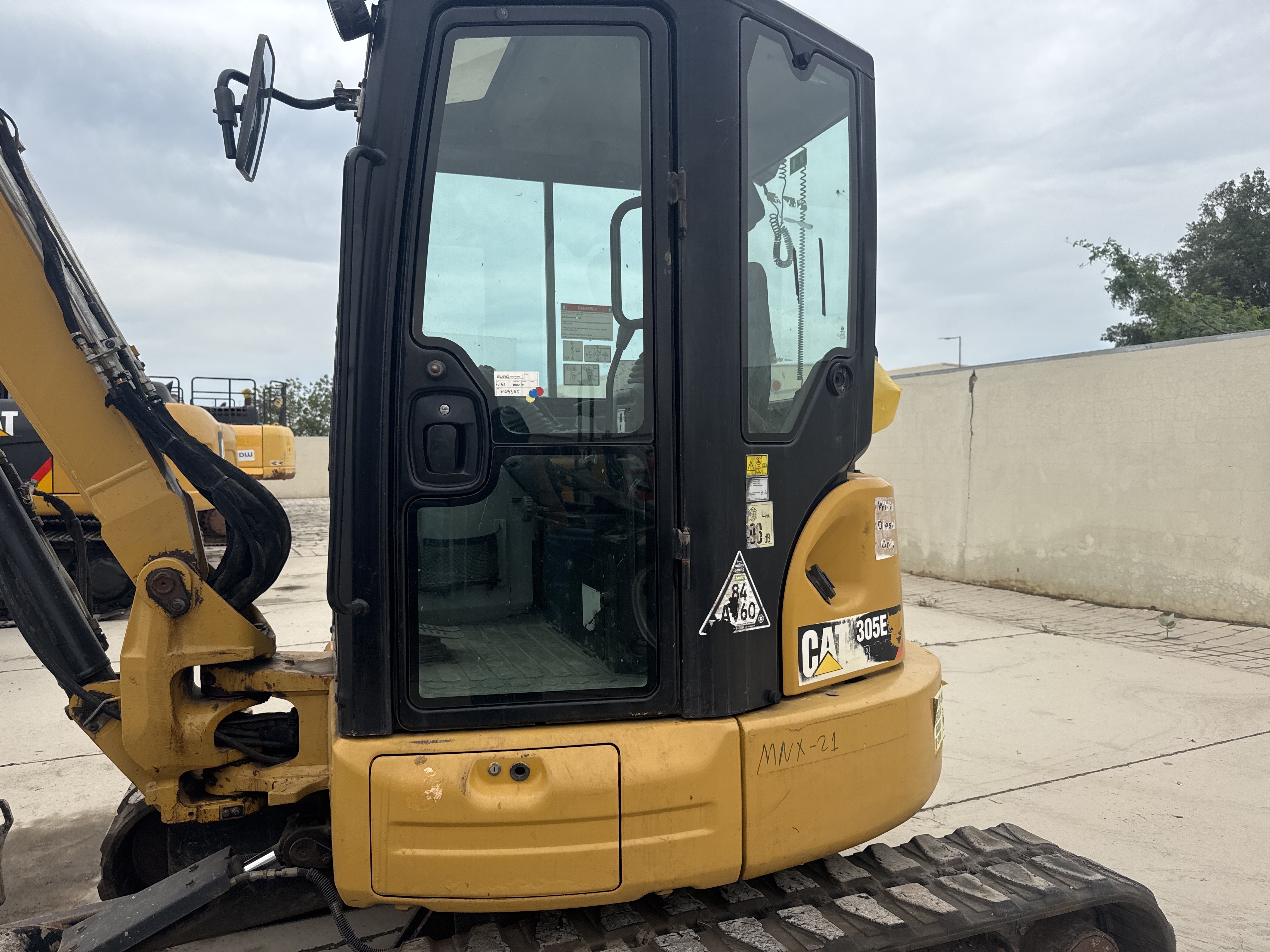 MNX-021-Cat-305E2-Mini-excavators-inspection-Structure-Doors-1