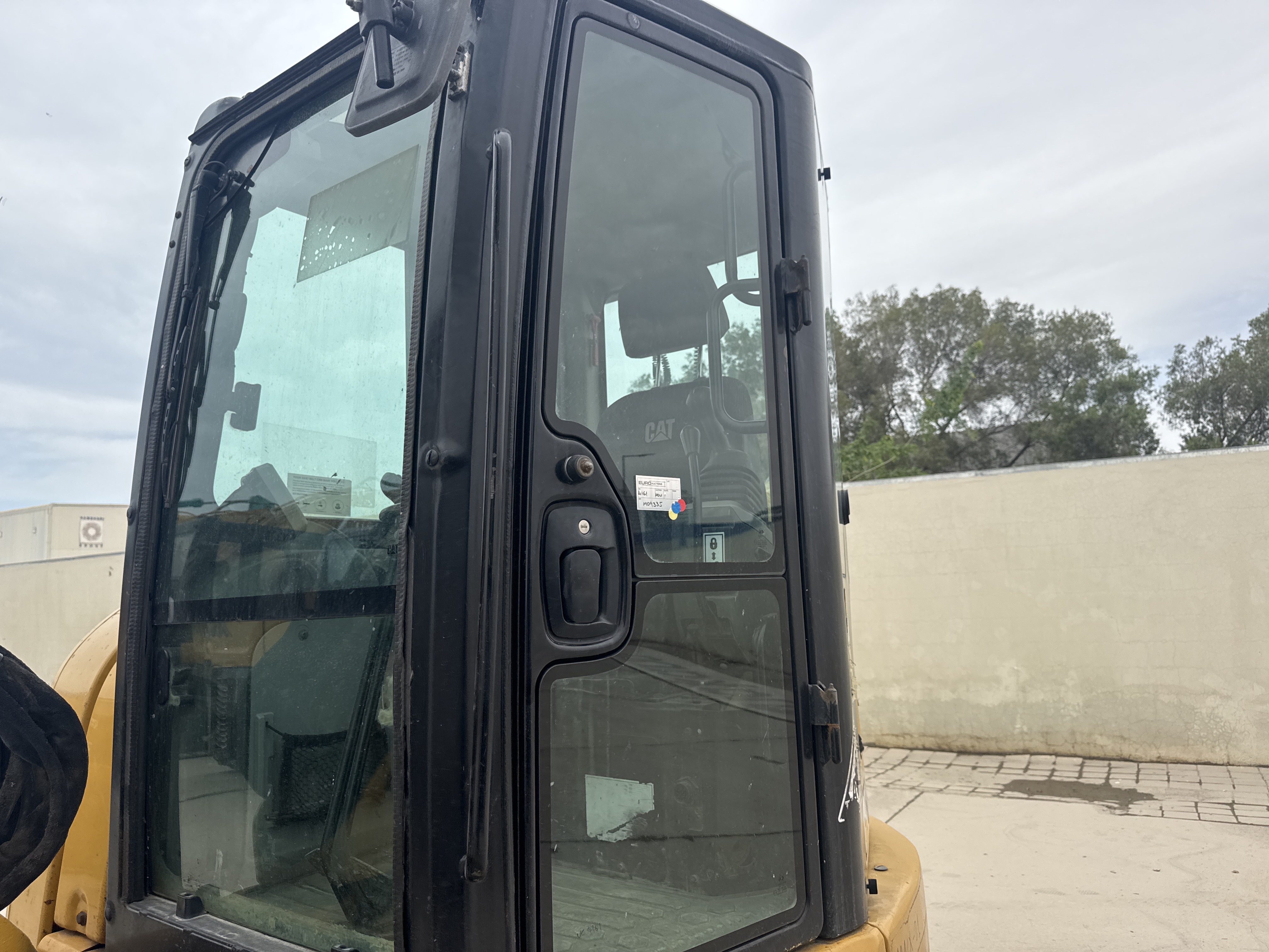 MNX-021-Cat-305E2-Mini-excavators-inspection-Structure-Doors-1