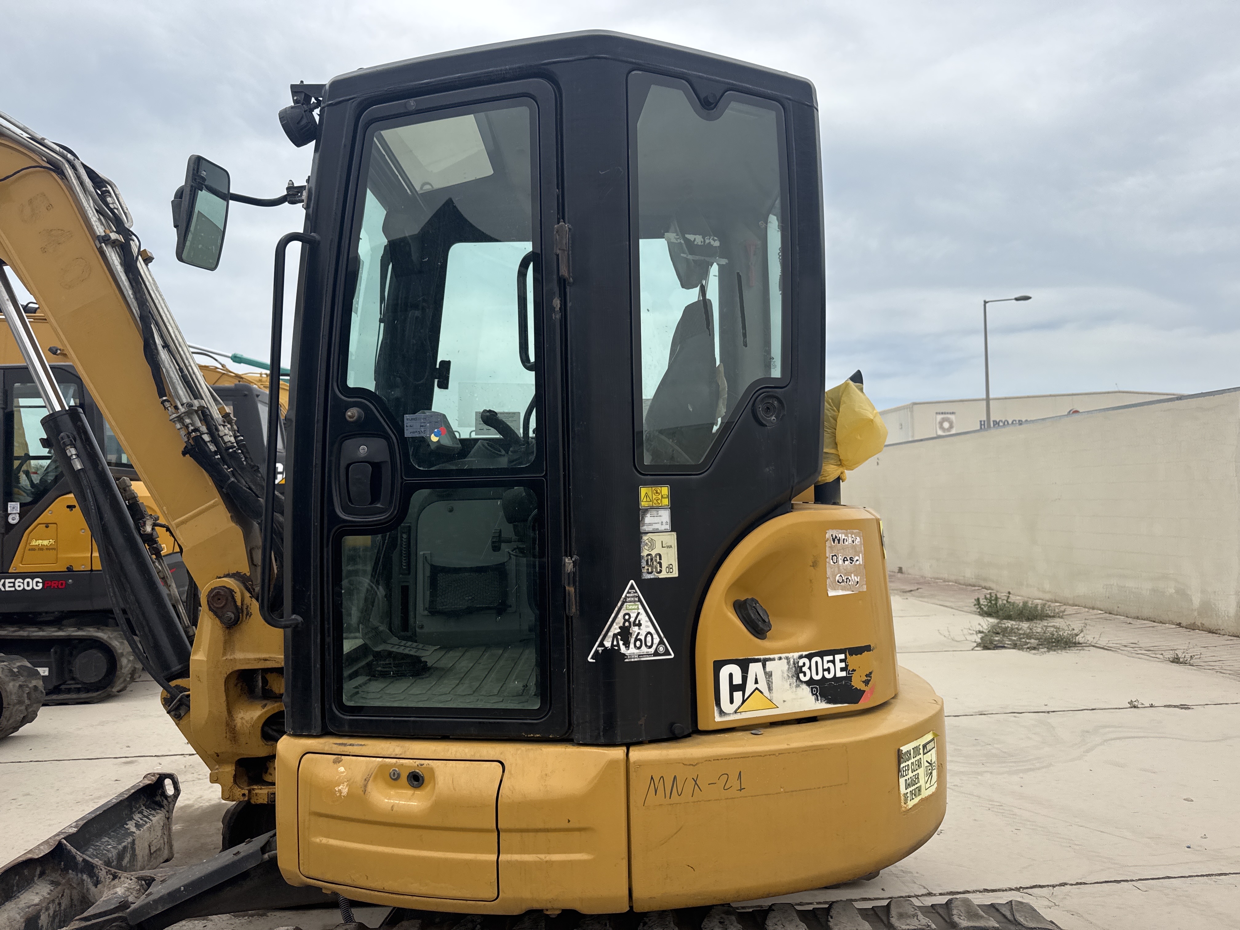 MNX-021-Cat-305E2-Mini-excavators-inspection-Structure-Paint-1