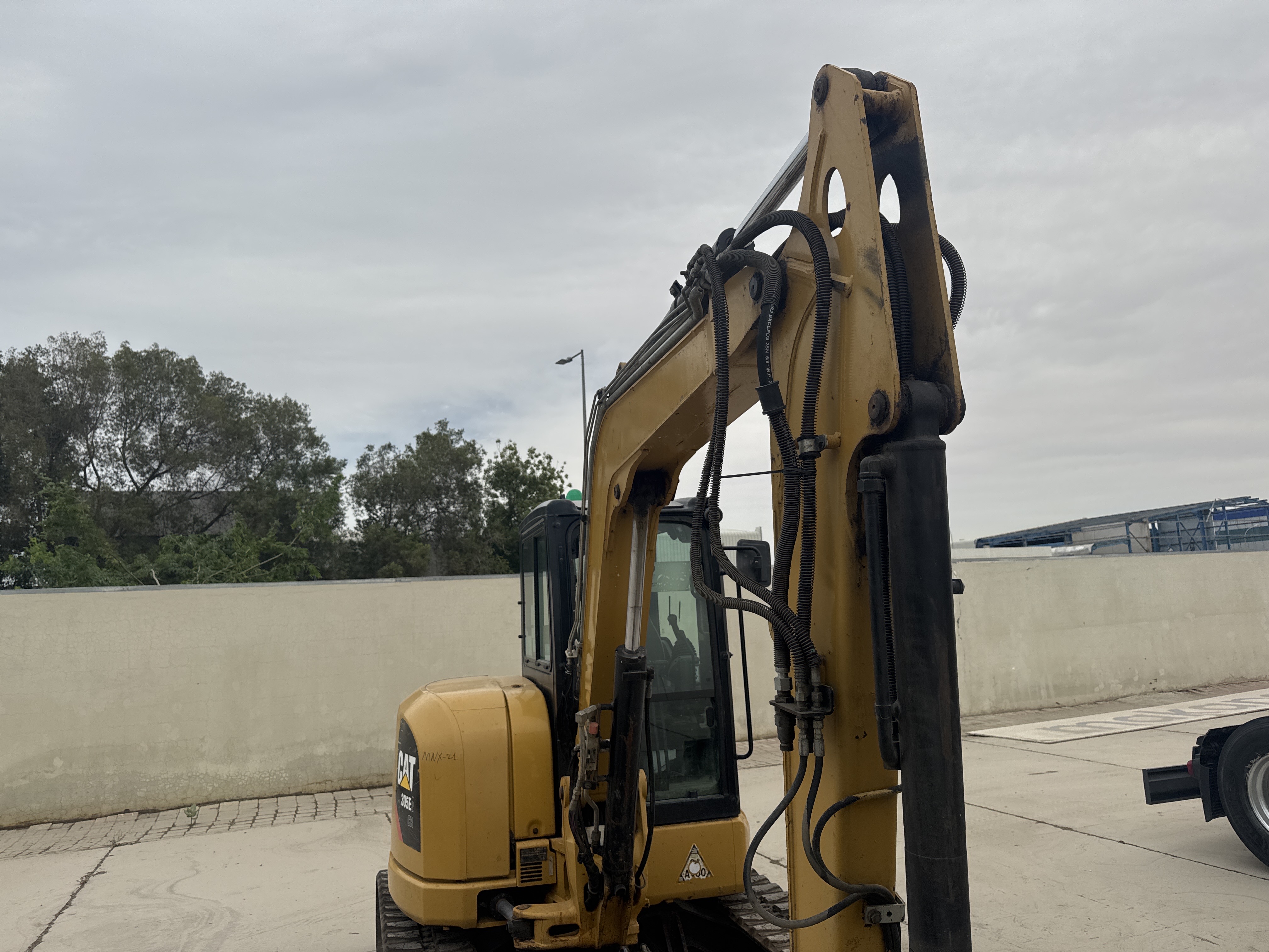 MNX-021-Cat-305E2-Mini-excavators-inspection-Structure-Paint-1