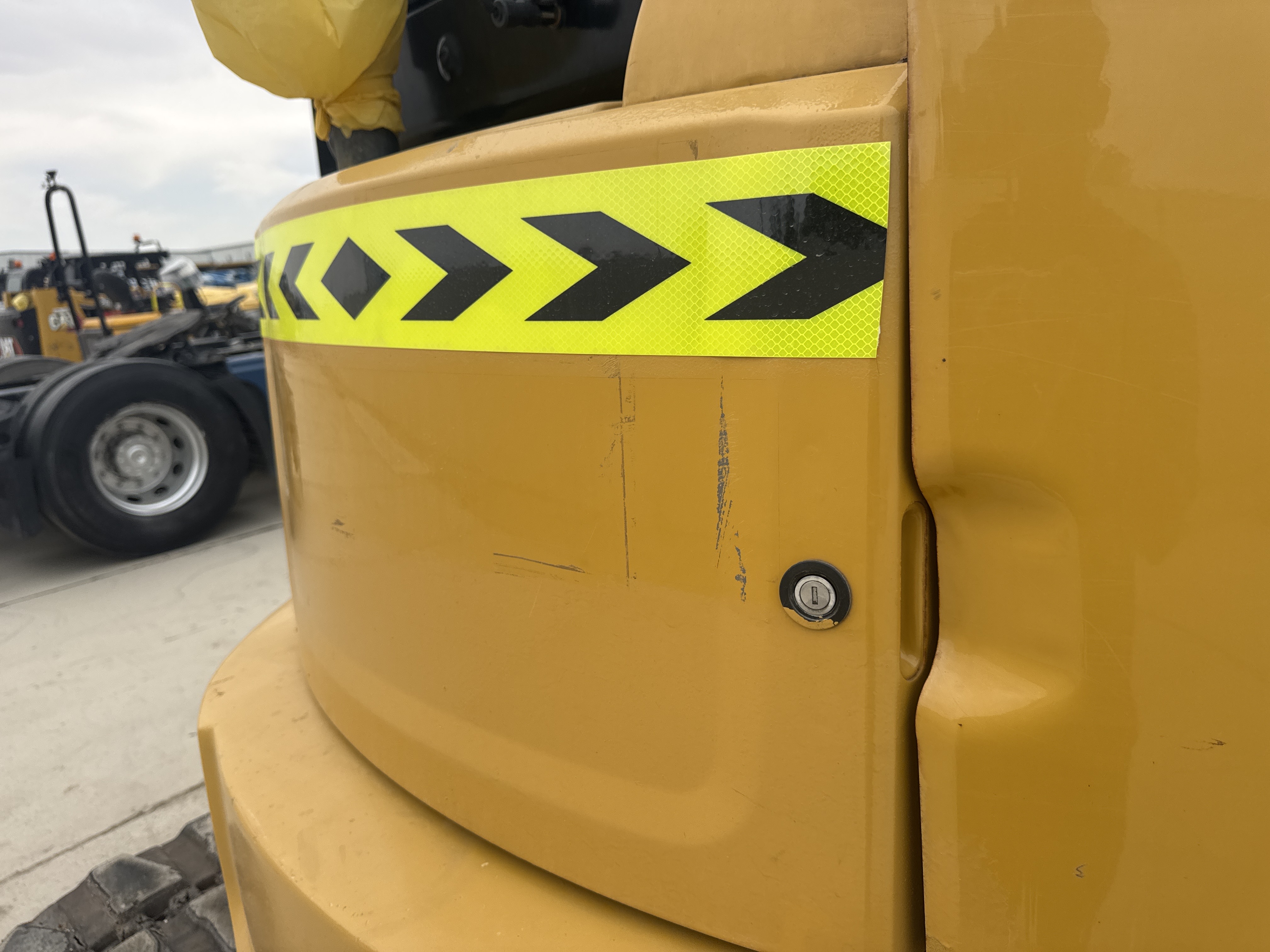 MNX-021-Cat-305E2-Mini-excavators-inspection-Structure-Sheet-metal-(fiberglass)-1