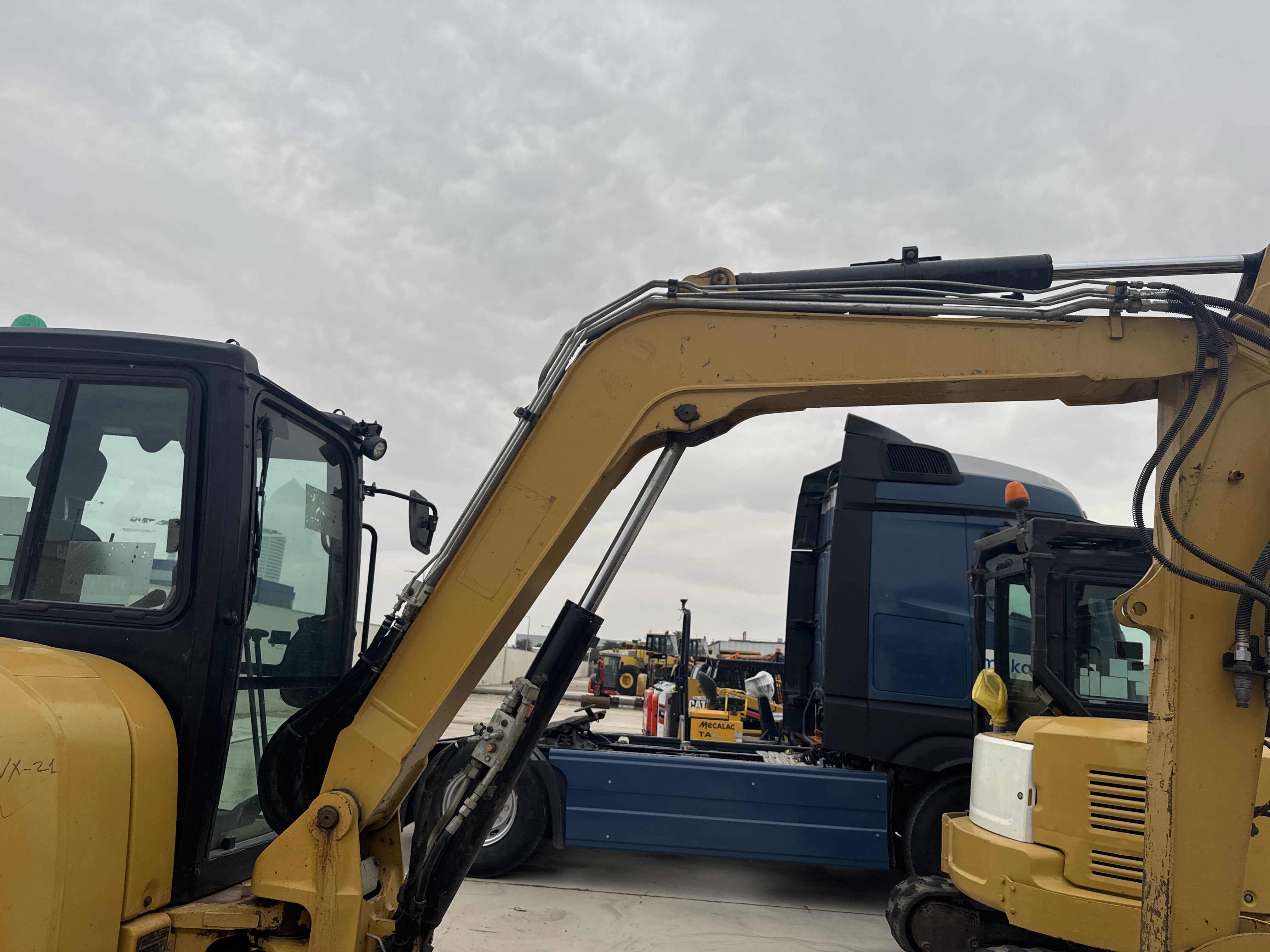 MNX-021-Cat-305E2-Mini-excavators-inspection-Chassis-Boom-1