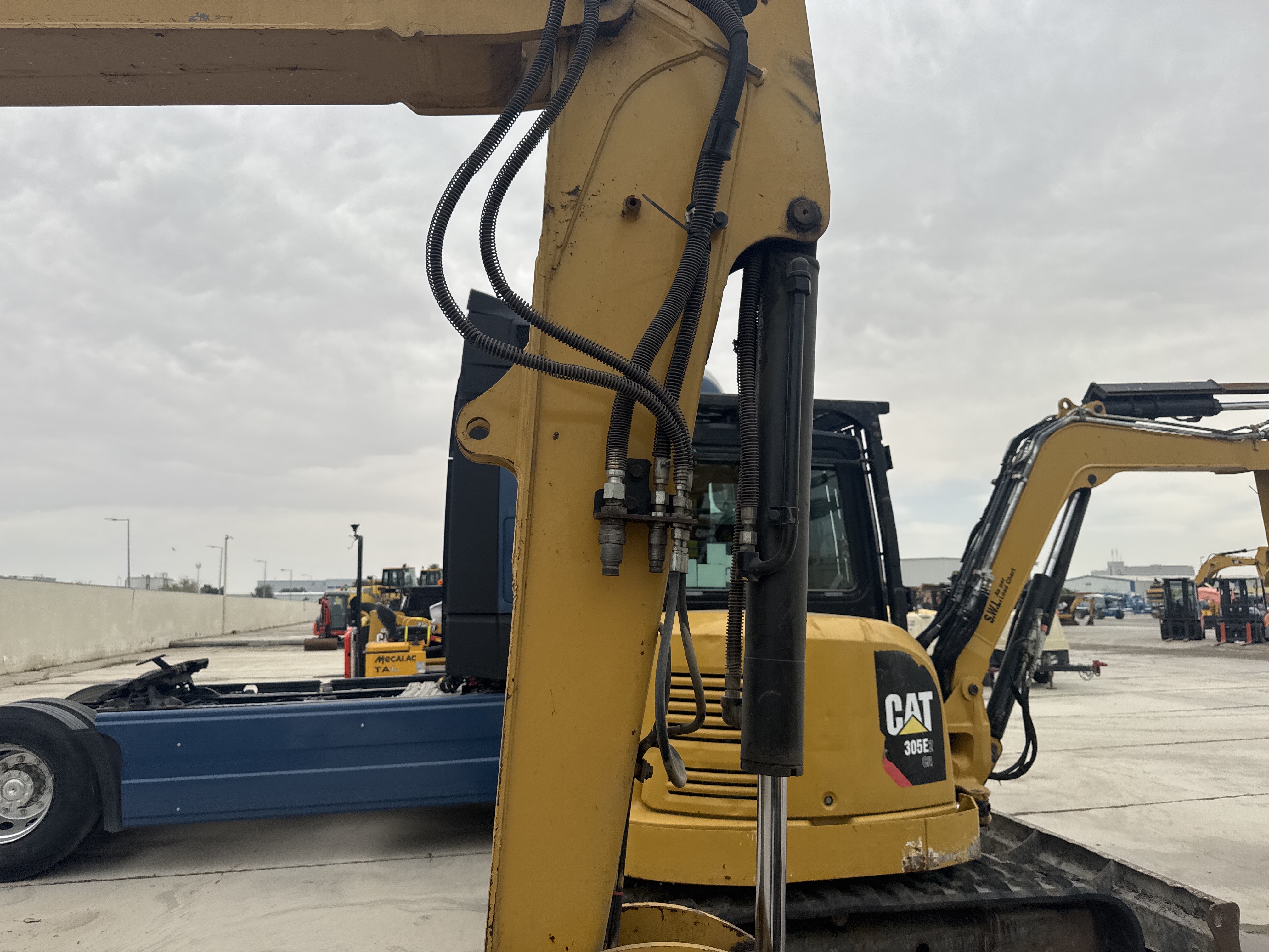 MNX-021-Cat-305E2-Mini-excavators-inspection-Chassis-Stick-1