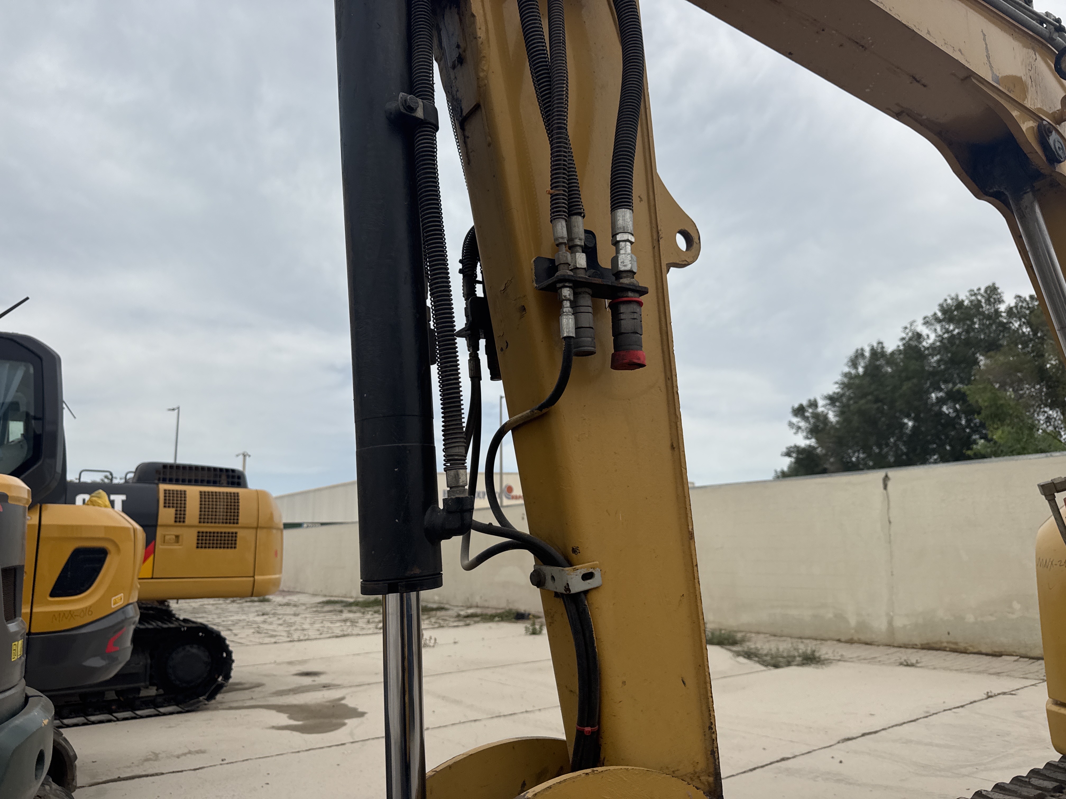 MNX-021-Cat-305E2-Mini-excavators-inspection-Chassis-Stick-1